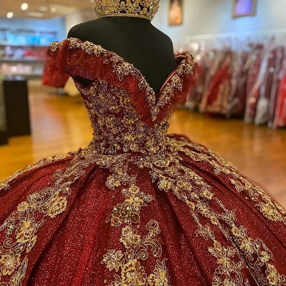 فساتين Charro Quinceanera الحمراء ثوب الكرة قبالة الكتف سباركلي يزين المكسيكي الحلو 16 فساتين 15 Anos