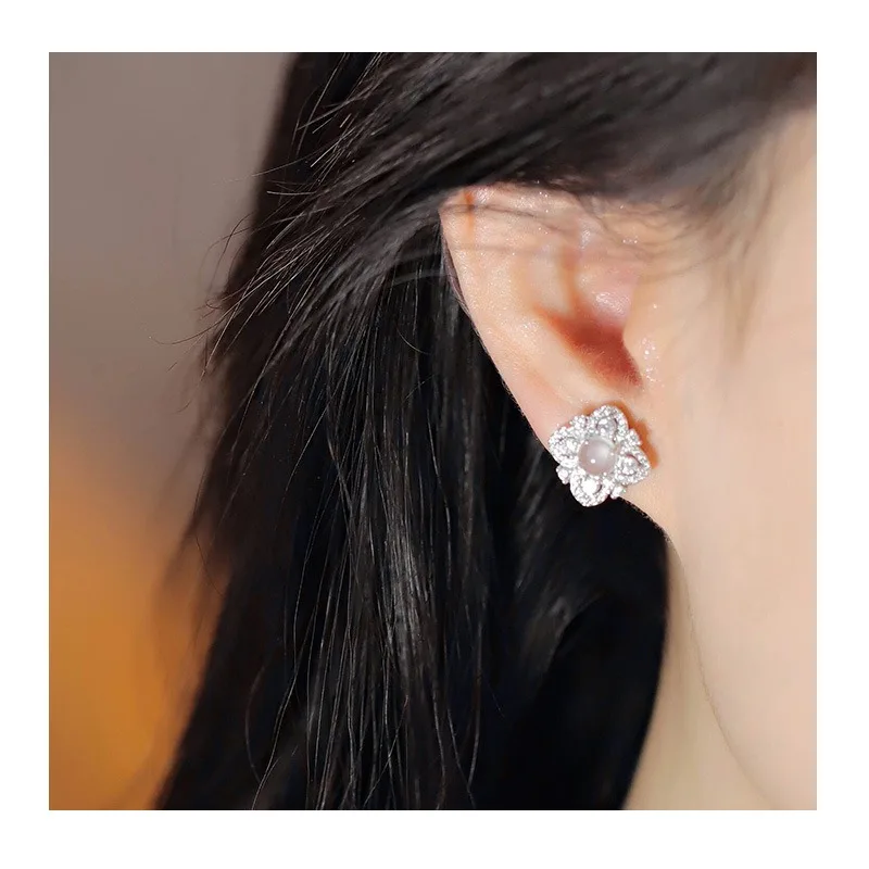 

Floral Stud Earrings, Icy Beaded Beads, Cool and Gentle, Elegant Earrings, Light Luxury, Exquisite, and Slightly Embellished Hig