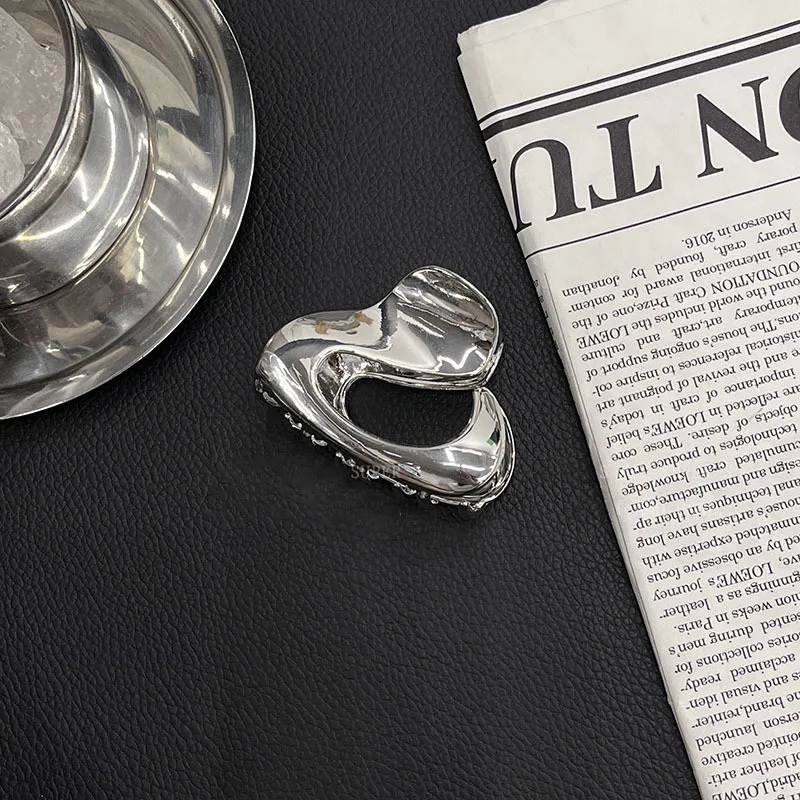 

Korean Fashion Irregular Metal Hair Claw Non-Slip Grip for Women Autumn Winter Bun Styling Office Elegant Hair Accessories