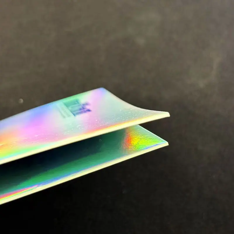 ป้ายแท็กแขวนเสื้อผ้าแบบกำหนดเอง 500 ชิ้น พิมพ์ลายโฮโลแกรมเลเซอร์สีเงินบนแผ่นฟอยล์ พร้อมป้ายแขวนกระดาษแข็งพิเศษสำหรับเสื้อผ้า