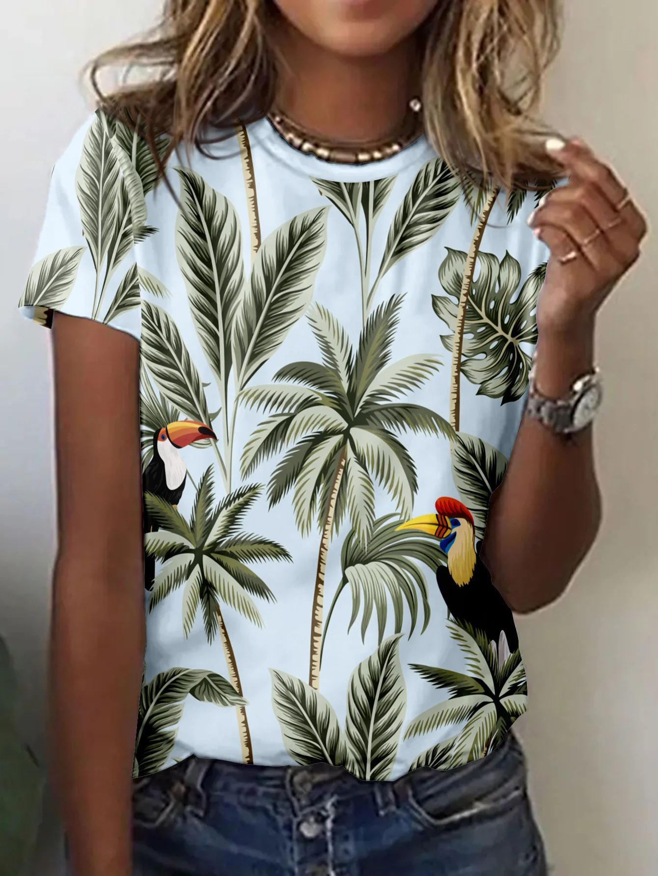 Camiseta Azul Claro Tropical para Mujer - Gráfico de Tucán y Hoja de Palma, Diseño de Estampado de Selva Exótica para Uso Diario Informal