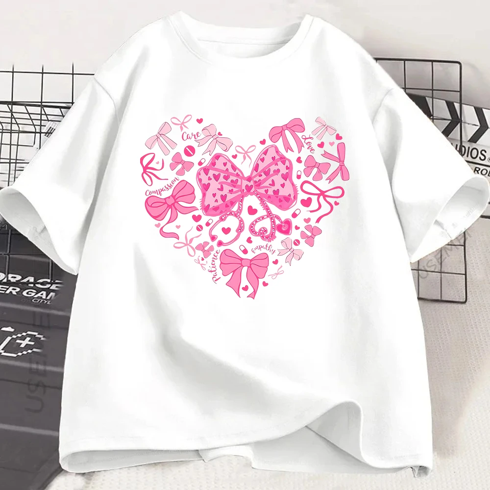 T-shirt infirmier avec motif cœur et nœud médical, haut pour étudiant en médecine, slogan « Compassion et soins », tenue d'hôpital tendance