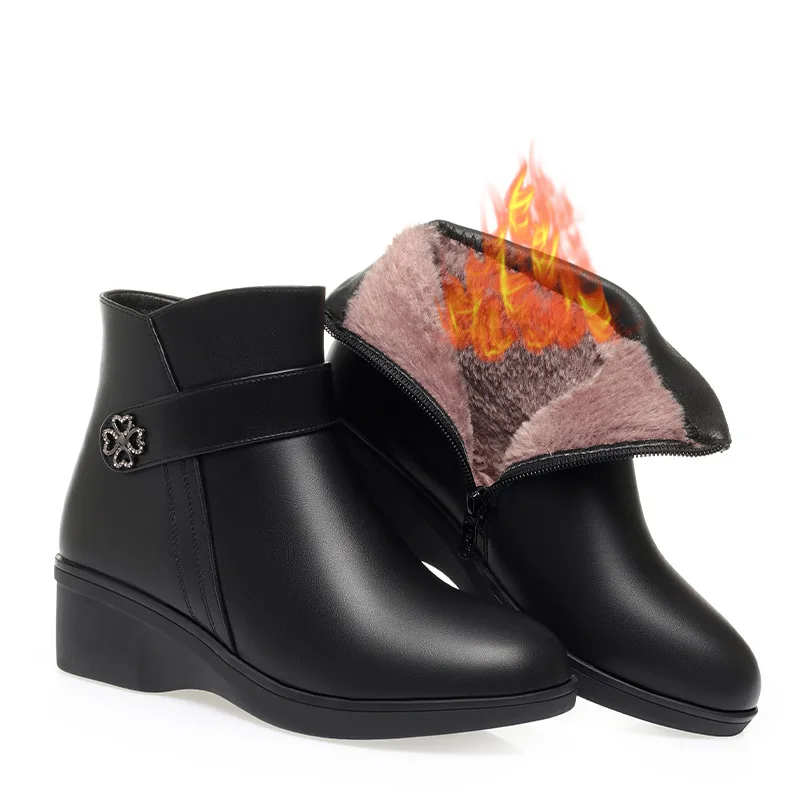 

Удобные универсальные ботинки из мягкой кожи 3,5 см, женская обувь на платформе, 2026, зимние черные теплые ботильоны на танкетке с коротким мехом для мамы