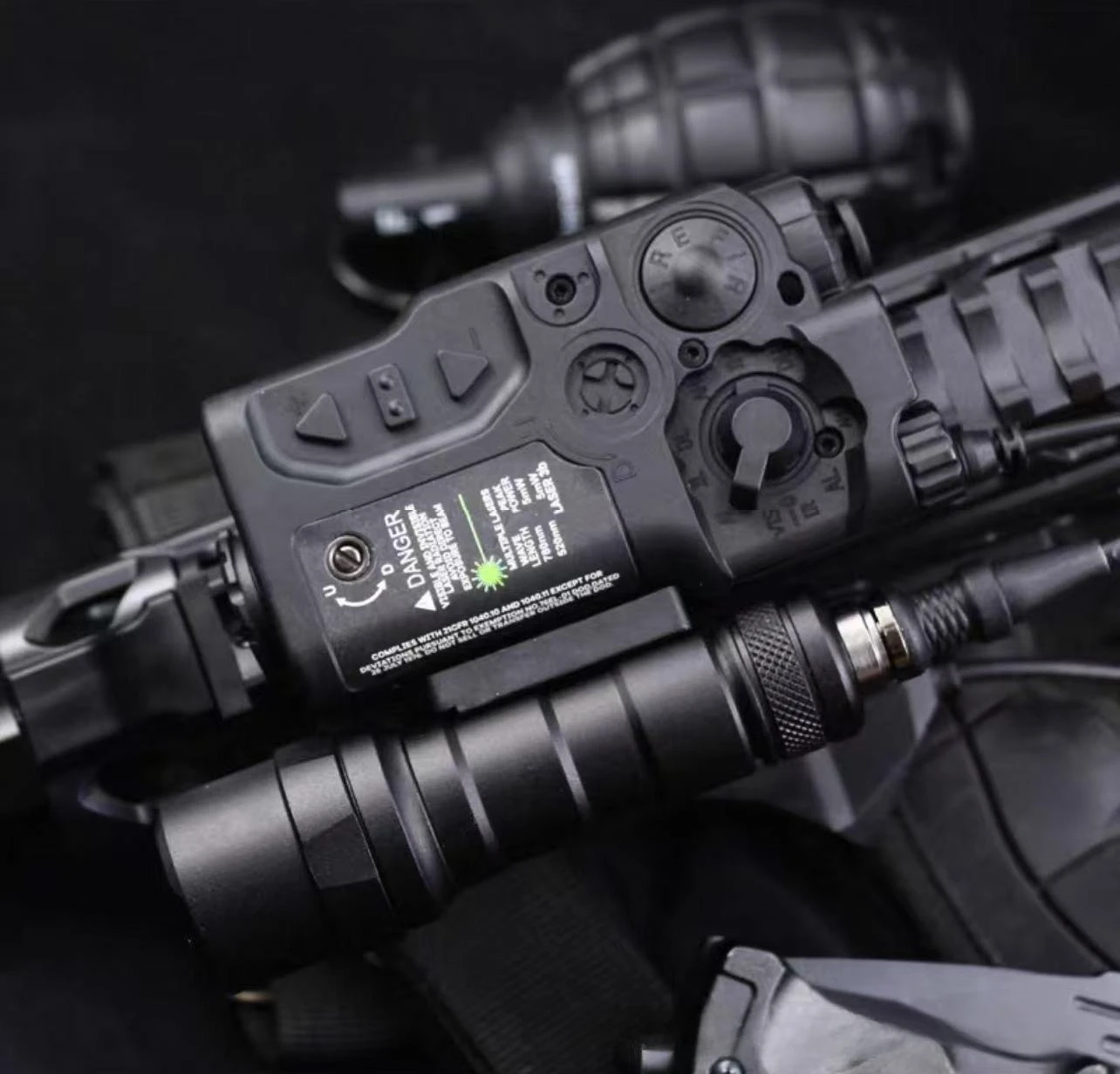 Einstellbares grünes taktisches Lichtmodul mit Dauer- und Stroboskopmodus, Batteriefach passend für 20-mm-Schiene, Zubehör für Outdoor-Spielzeug – Detail 4