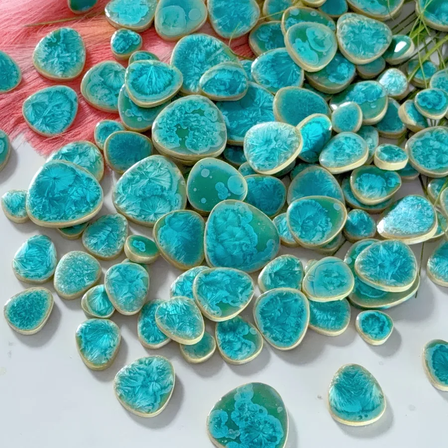 100/200 Grams of Round Mosaic Materials, Flat Mosaic Pieces with Blue-Green Crystal Patterns in Various Sizes, Shipped in Random Mix, Suitable for DIY Mosaic Coasters, Picture Frames, Jewelry Boxes, Decorative Painting