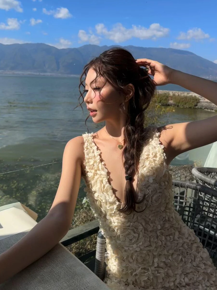 ReddaChic 여성 질감 탱크 이브닝 드레스 3D 꽃 장식 딥 브이 넥 Fishtail Bodycon 맥시 롱 드레스 로맨틱 공식 의류