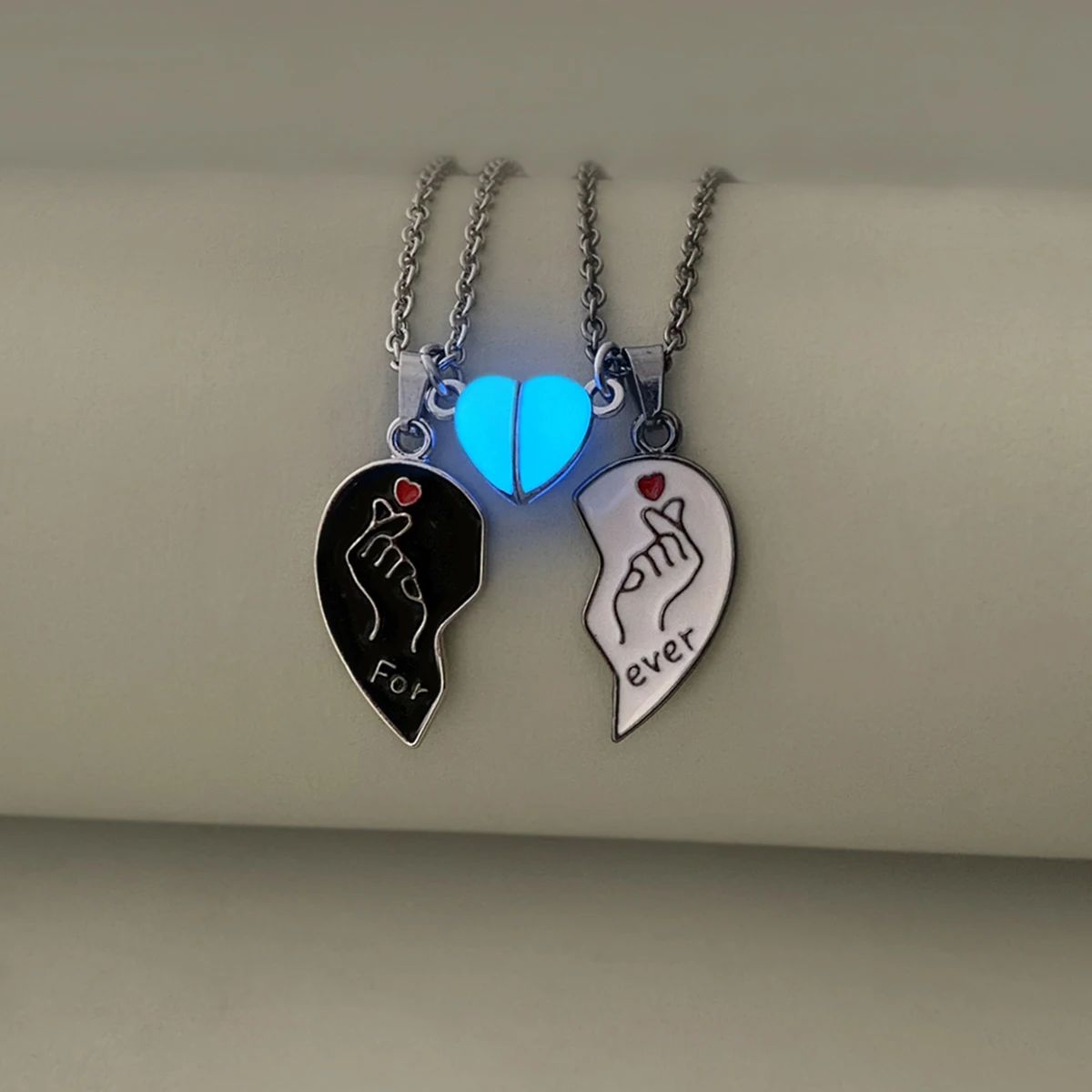 2/PCS Glow-in-the-Dark Heart Hand Love Sign 'Forever' Couple Necklaces Women's Fashionable Commitment Jewelry Set