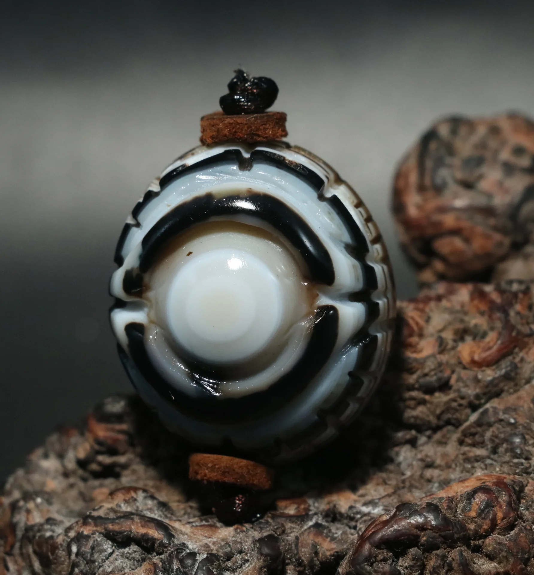 B2403 Magic Power Tibetan Agate Colorful Scultural Buddha Hand Goat Eye Heaven Eye dZi Bead Pendant 3A Amulet Talisman Treasure