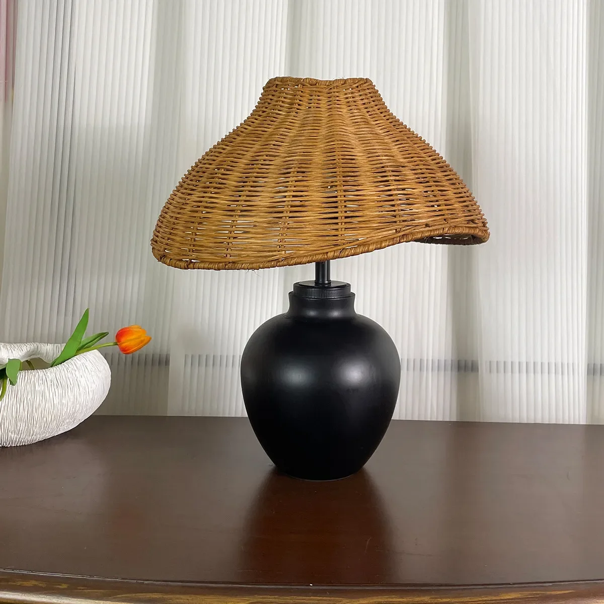 Retro rattan desk lamp B & B solid wood antique decoration living room bedroom atmosphere lamp