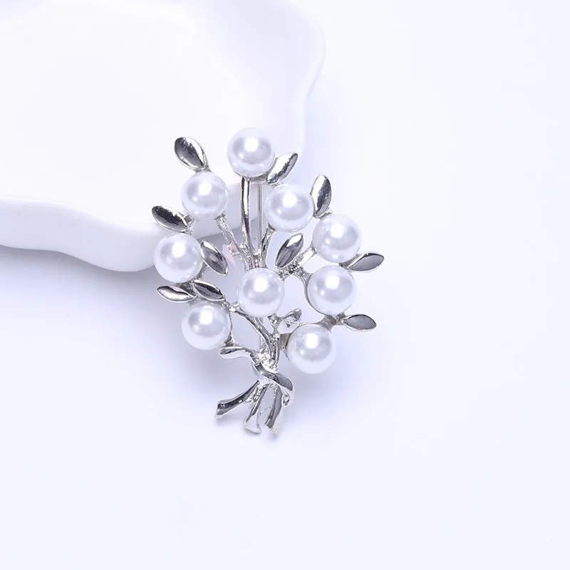 Hot Selling European And American Fashion Pearl Brooch High-Grade Alloy Women's Versatile Clothing Corsage Pin Spot