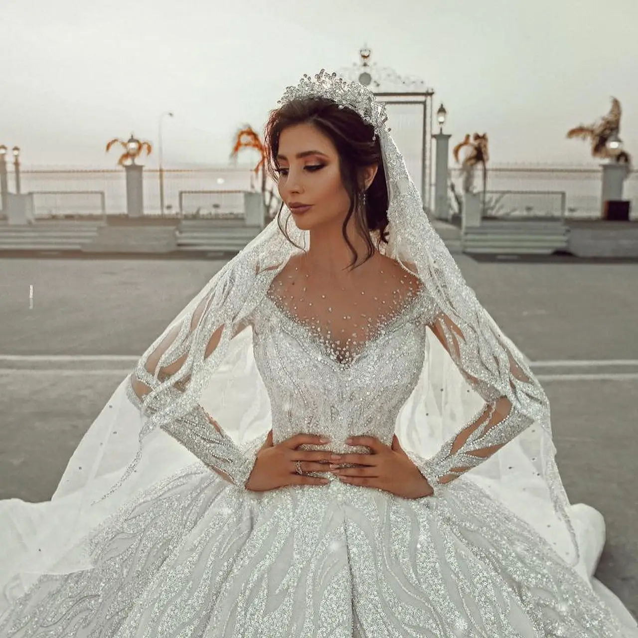 Elegant Ball Gown Wedding Dresses Long Sleeves Beads Appliques Lace Bridal Gowns Customized Backless Sweep Train Robe De Mariee
