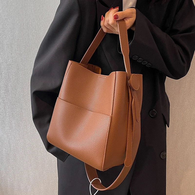 

Large Capacity Versatile Commuter Bag Women 2025 New Spring and Summer Retro Portable Bucket Bag Advanced Texture Shoulder Bag