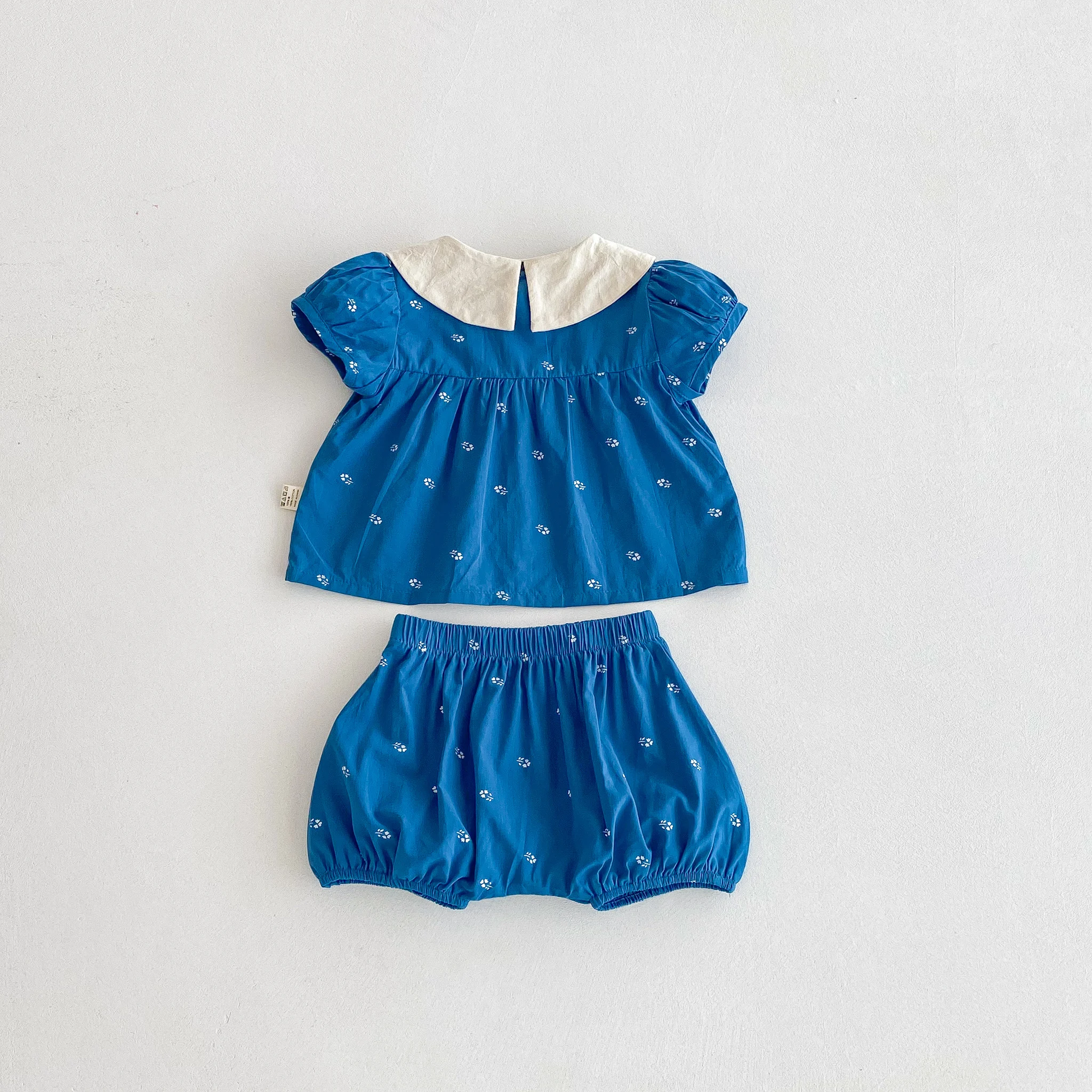 Sommer-Set für Babys mit Blumenstickerei, Rüschenkragen und kurzen Ärmeln, Retro-Set aus Oberteil und Shorts – Detail 3