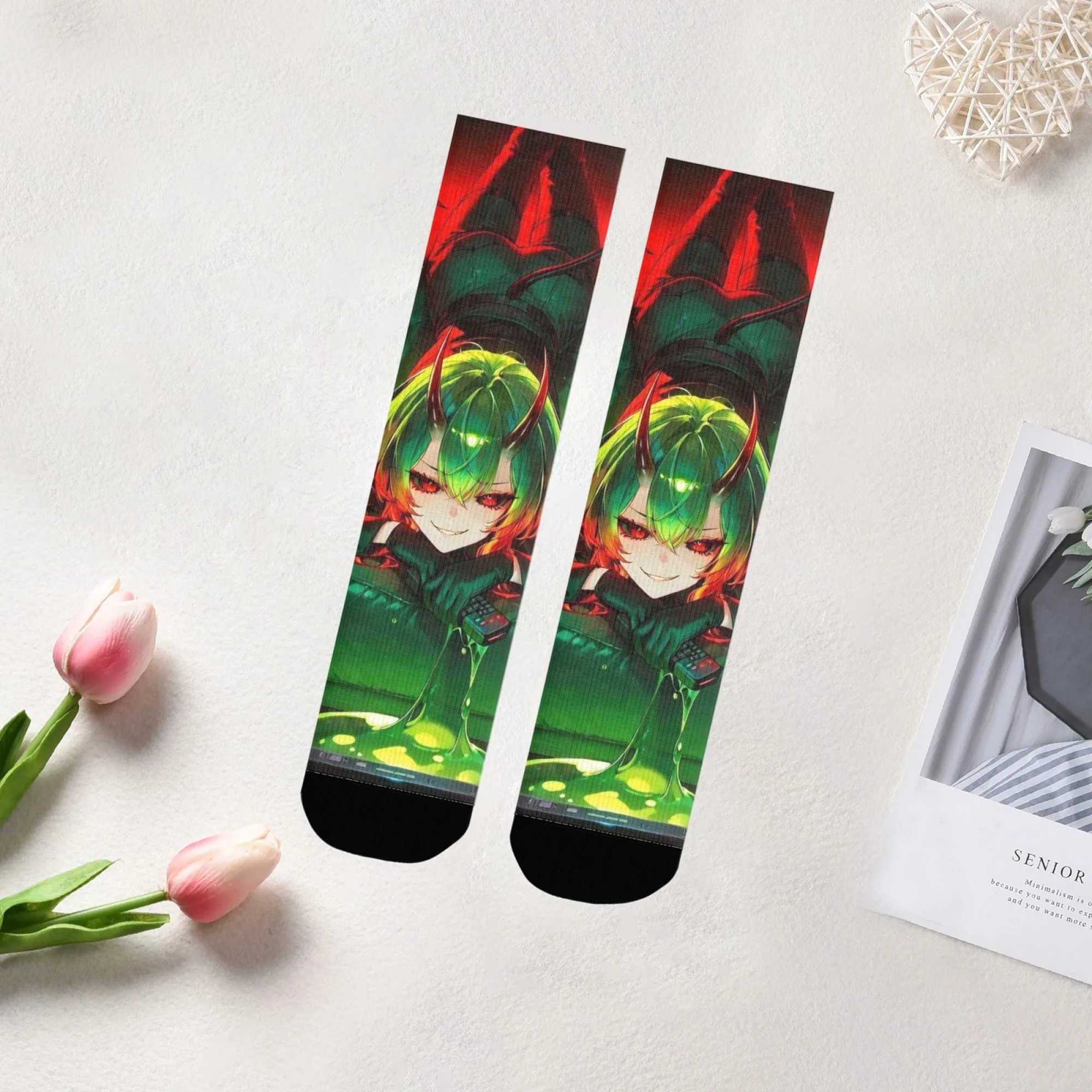 

Мягкие темные фантазийные носки в стиле аниме, черная основа с зелеными волосами, рогатый персонаж, принты с красными глазами, теплые для повседневной аниме, повседневная одежда