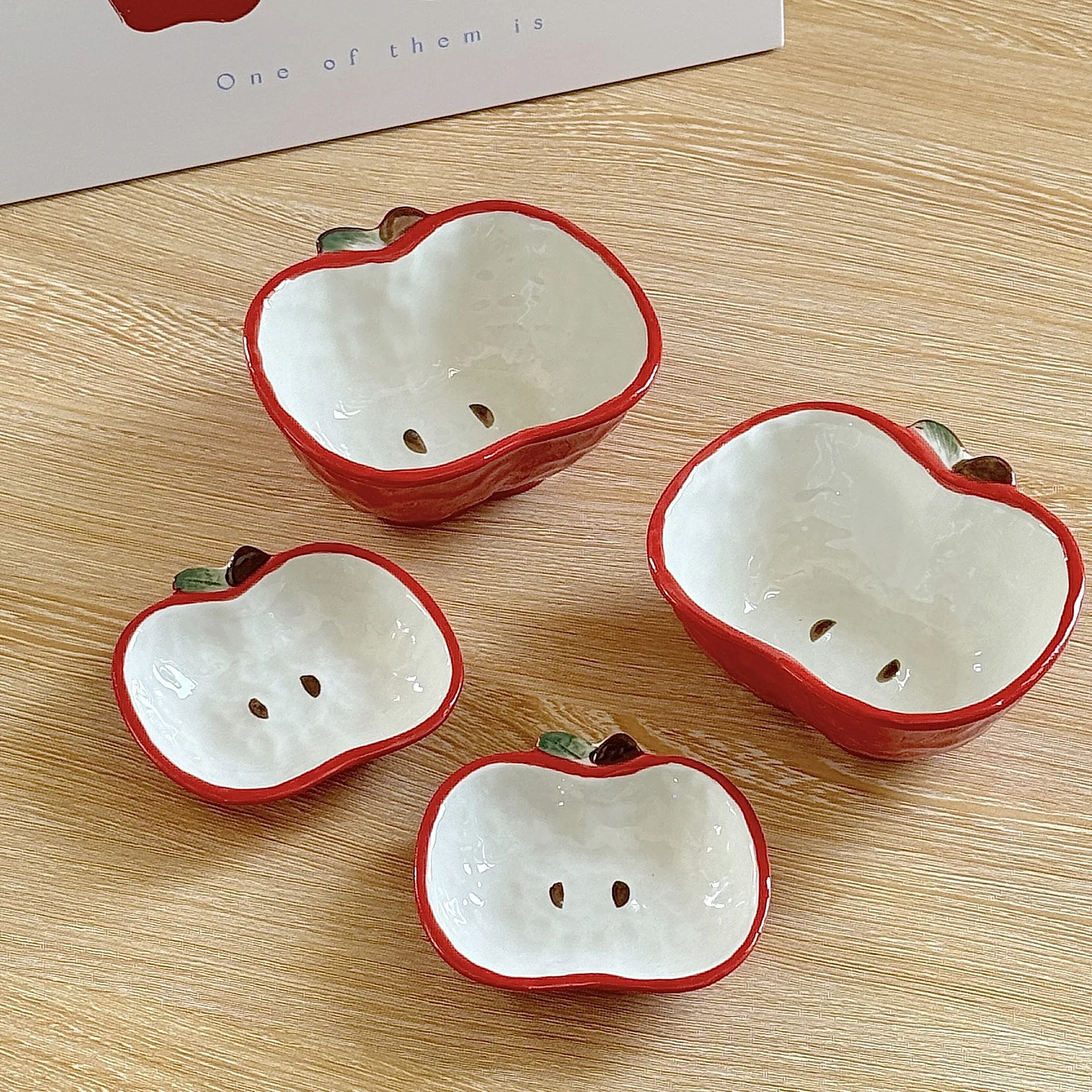 أطباق وأوعية إبداعية لطيفة على شكل تفاحة مصنوعة من السيراميك. أوعية حلوى لطيفة، طويلة المظهر. أوعية البهارات، وعاء الفاكهة