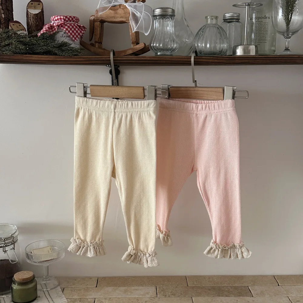 Sommer-Kinderkleidung: Schmal geschnittene Baumwollhosen für Mädchen mit Spitzenbesatz und feinen Noppenmuster – Hohle Pflaumenblüten-Hose – Detail 2