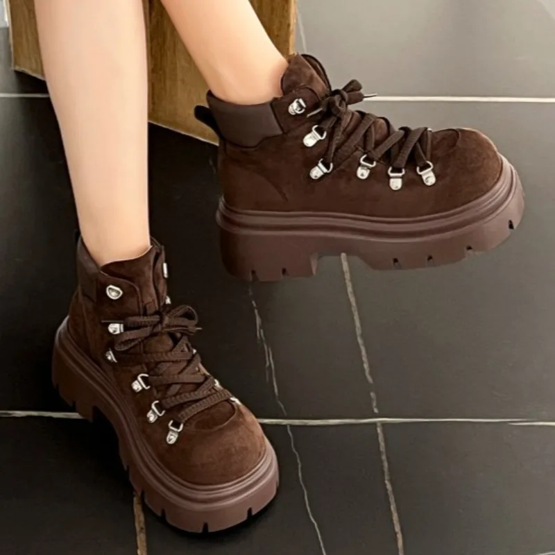 

Женские ботильоны на среднем каблуке со шнуровкой, модная зимняя новая обувь на платформе, дизайнерские классические короткие ботинки 2024, повседневные уютные кроссовки