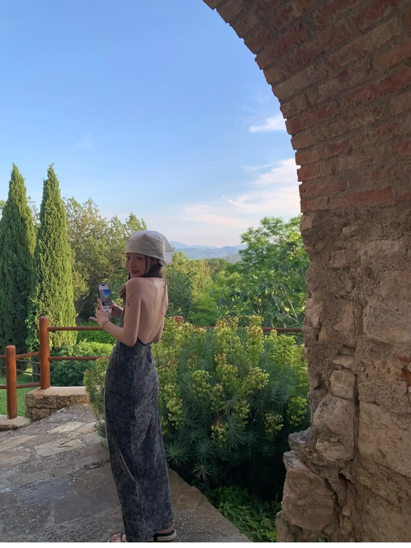 بدلة قفز مخملية مرنة بطبقة مزدوجة منقوشة باللون الوردي العميق ومجموعة تنورة F للسيدات لربيع 2024