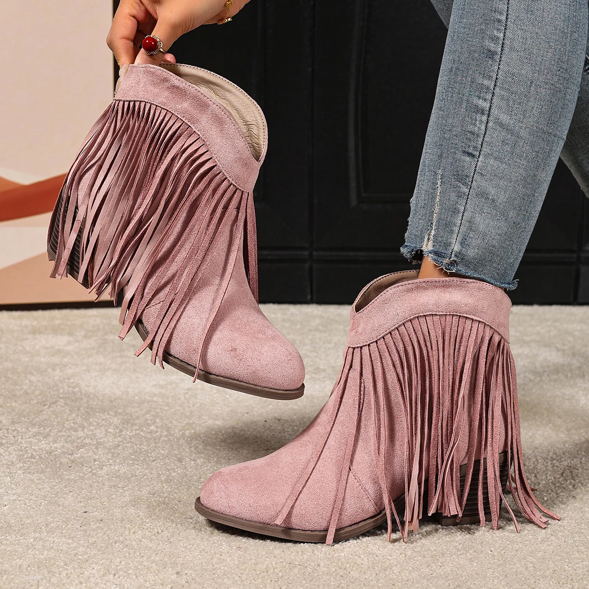 

Элегантные модные женские ботинки телесного цвета на массивном каблуке с острым носком и бахромой на подъемном каблуке