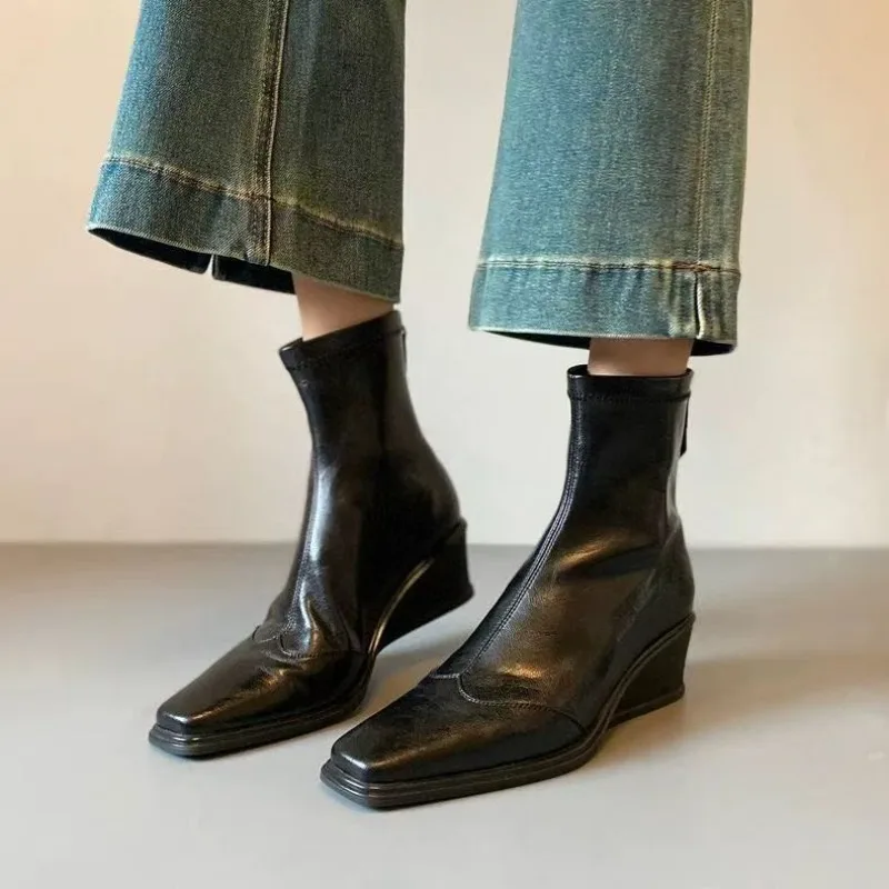 Jesienno-zimowe damskie uniwersalne modne botki z noskiem w szpic, wyszczuplające, nowe retro na platformie, francuski styl, 2025