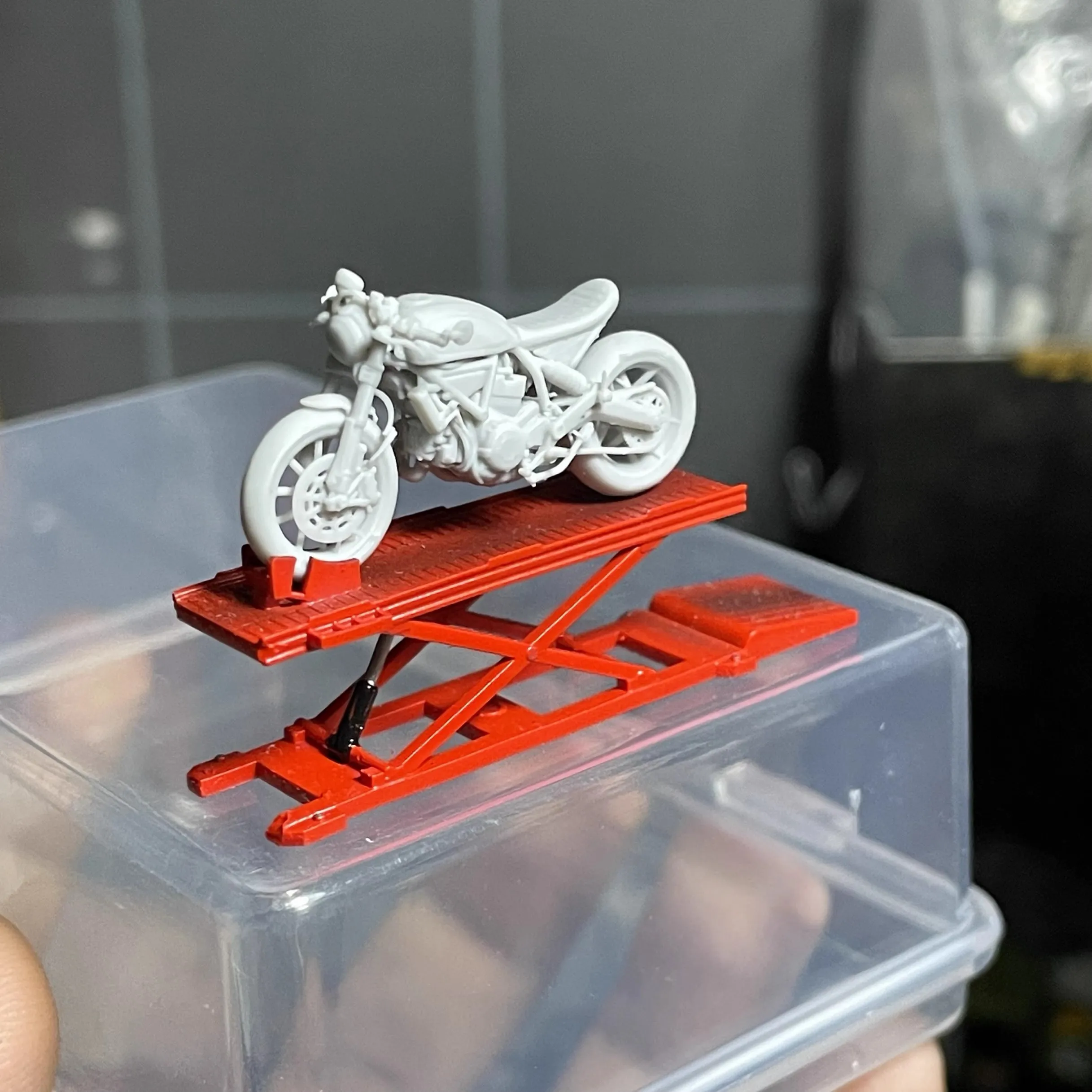 

Diorama 1/64 Motorcycle Lift Maintenance Table Model Garage Maintenance Scene Collocation Cars Vehicles Toys Miniature Figure