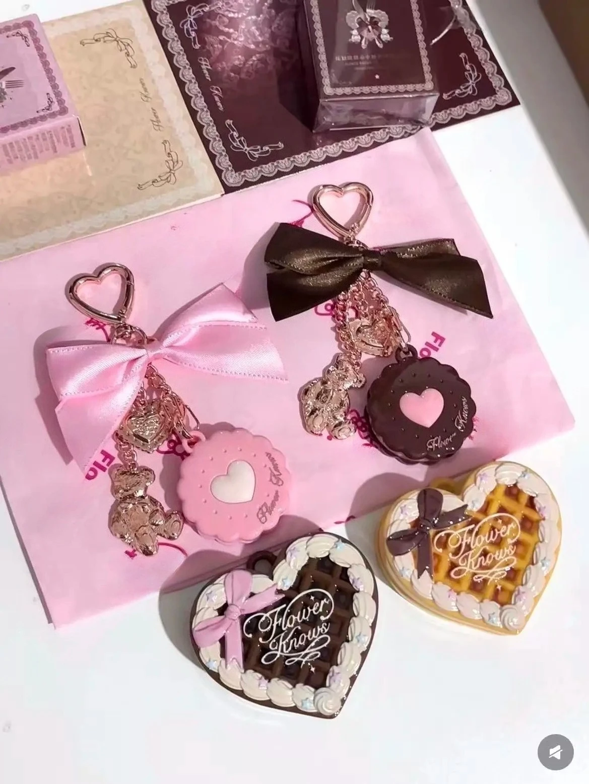 Bonnie rabbit pendant Sweetheart Teddy Eyeshadow and Blush Powder Compact Highlight Pendant Flower Knows