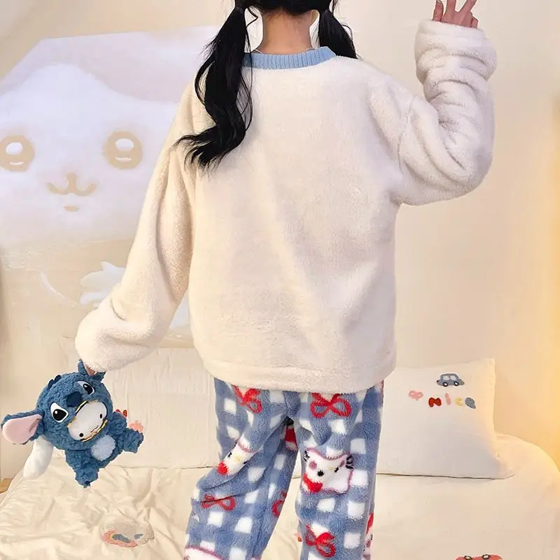 ชุดนอนผ้ากำมะหยี่คอรัลสำหรับผู้หญิง ลายการ์ตูนซานริโอ้ ฤดูใบไม้ร่วง ฤดูหนาว ลายคาวาอี้ เฮลโล คิตตี้ ชุดนอนหนานุ่ม สวมใส่สบายๆ แบบลำลอง