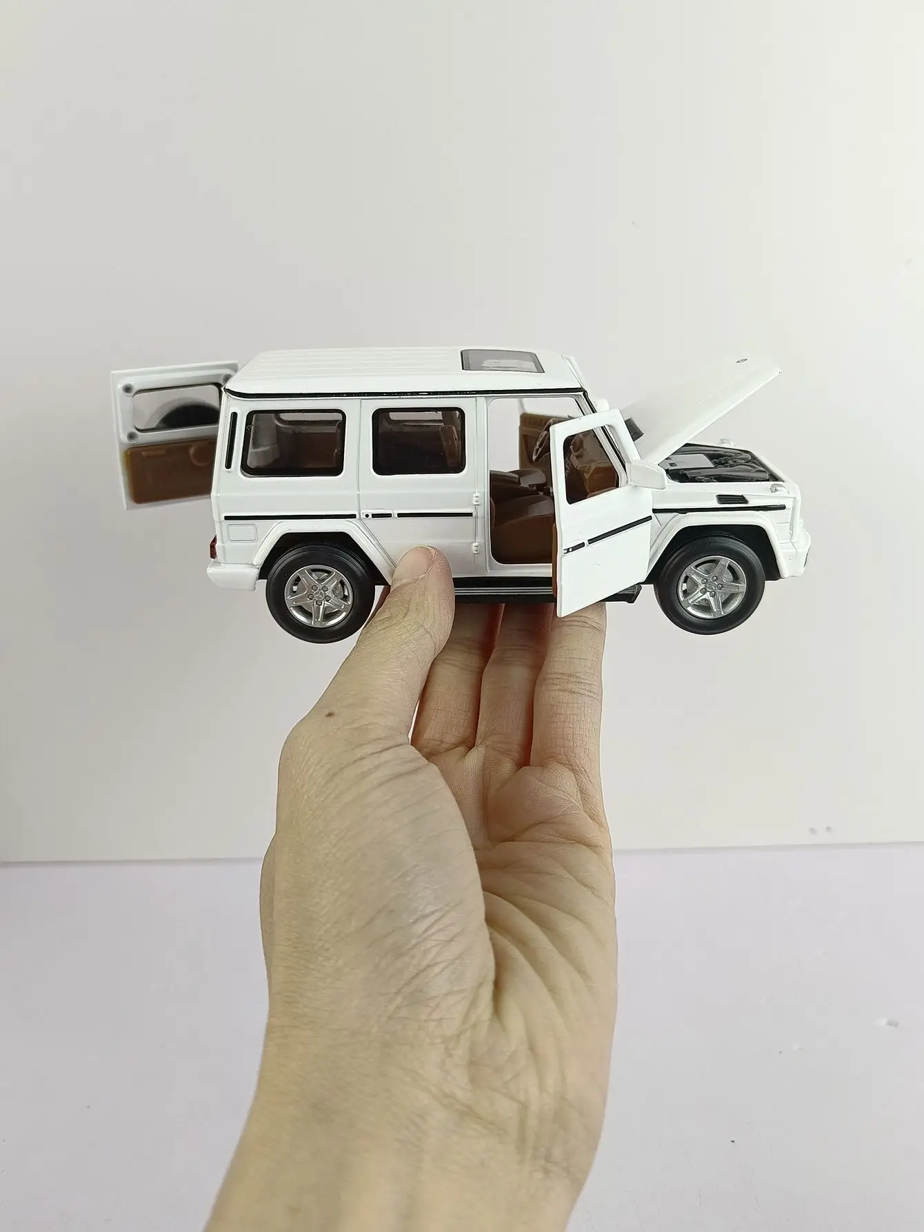 1:32 Mercedes-benz G350D Alloy Car Model With Pull Back Sound Light Gift Collection Diecast Toy Model