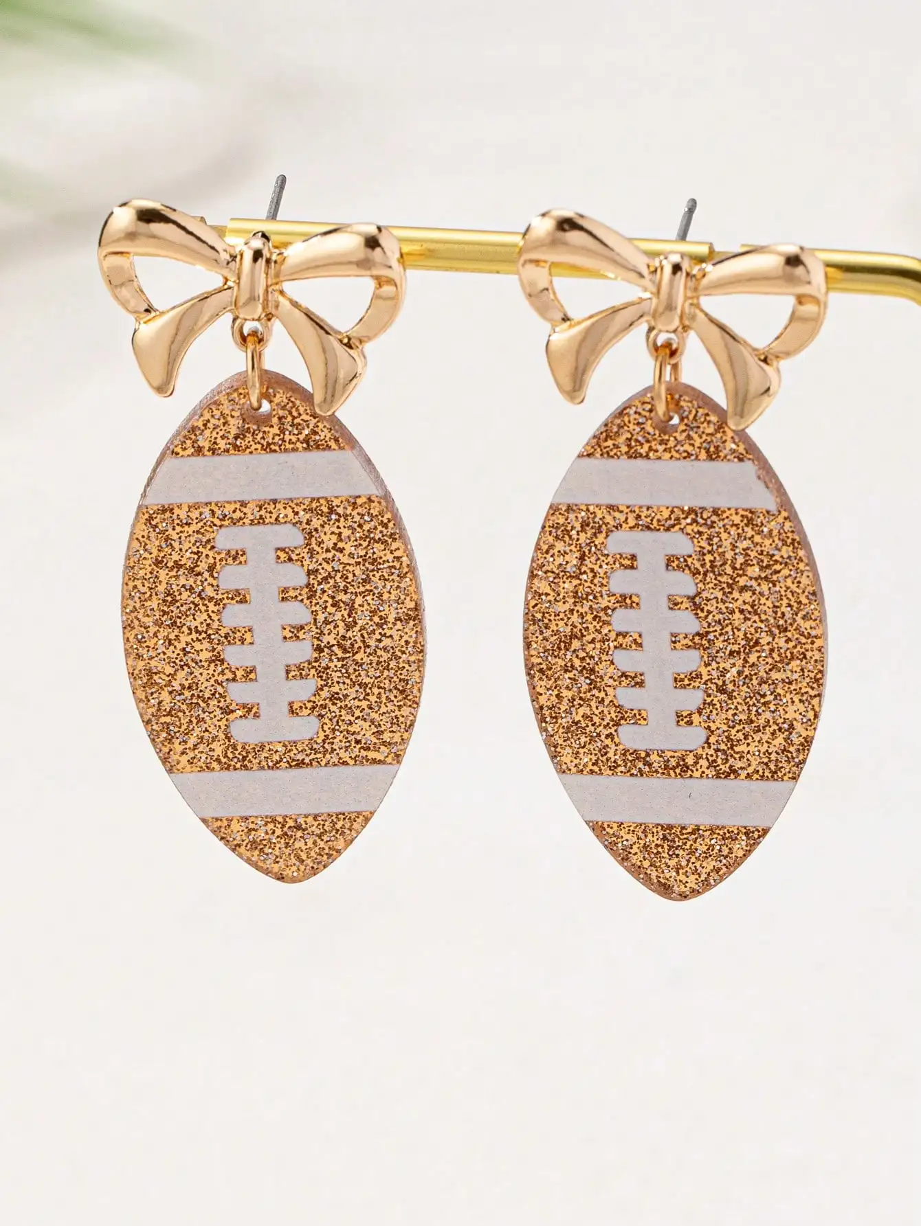 

Золотые серьги-бантики в форме футбольного мяча для женщин, блестящие акриловые серьги-гвоздики, идеальные для дня игры или в подарок на День матери