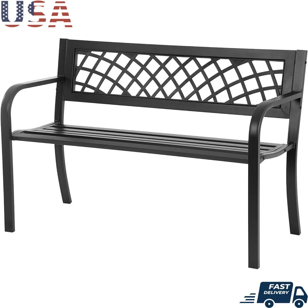 

Металлическая садовая скамейка на открытом воздухе с пластиковой спинкой и подлокотниками. Прочный стальной каркас. Мебель для прихожей в парке, патио, двора.