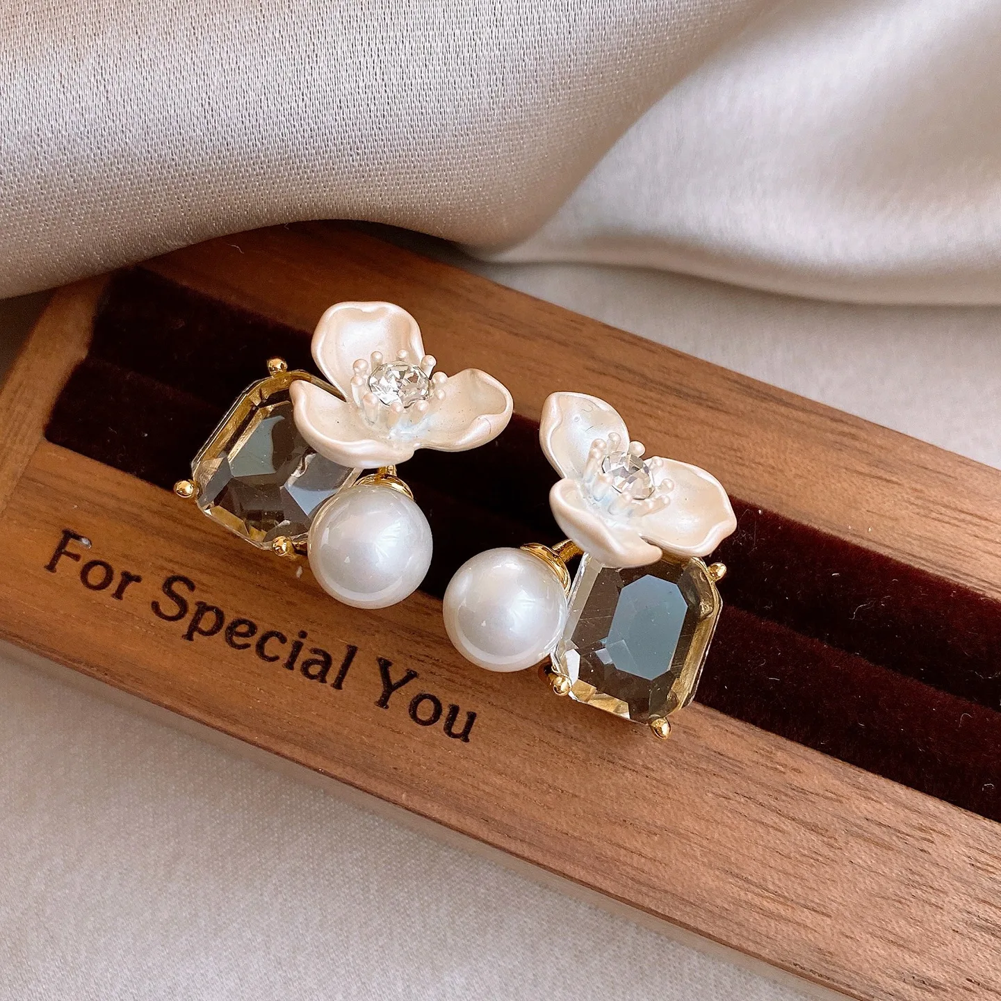 

14K Gold Plated 925 Silver Pin Zircon Inlaid Flower Pearl Earrings Female Advanced Sense Fashion Jewelry