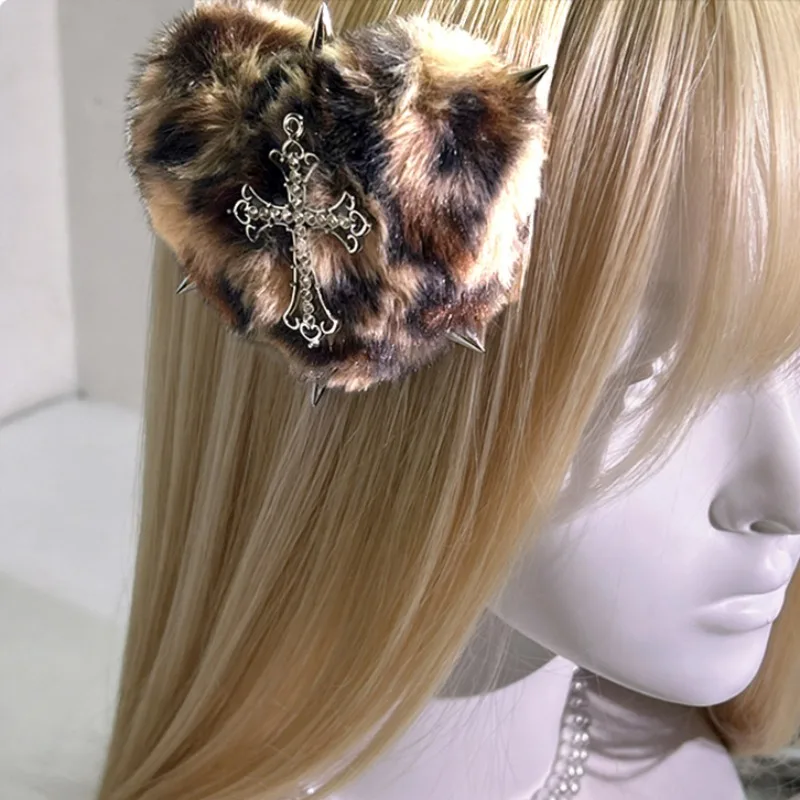 

Плюшевые заколки для волос с леопардовым принтом и сердечками, заколки для челки и боковых прядей, персонализированные головные уборы для девочек и женщин, заколка-крючок в стиле Dark Culture с заклепками и крестом