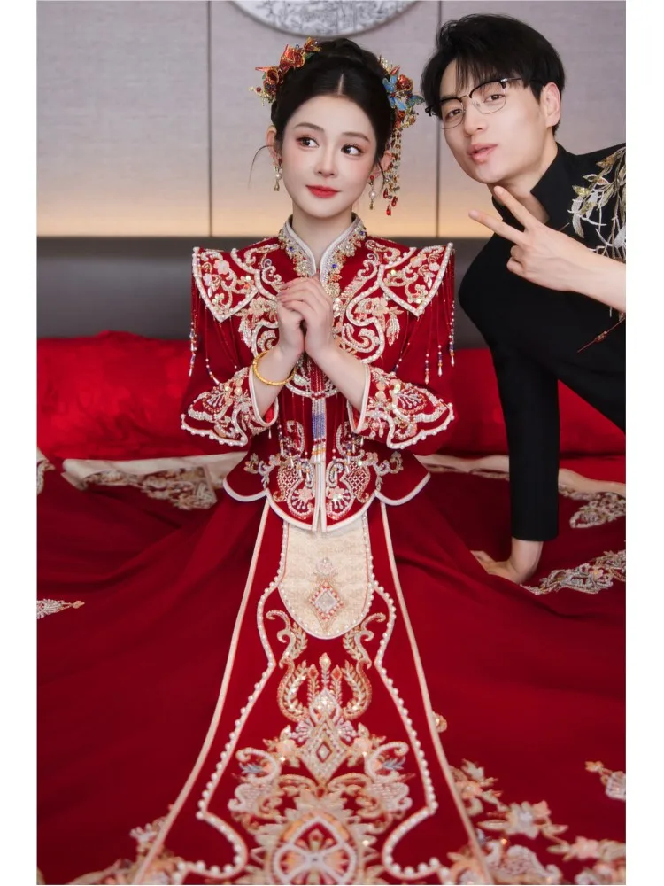 The bride's velvet wedding dress Chinese-style toasting and for going out to pick up