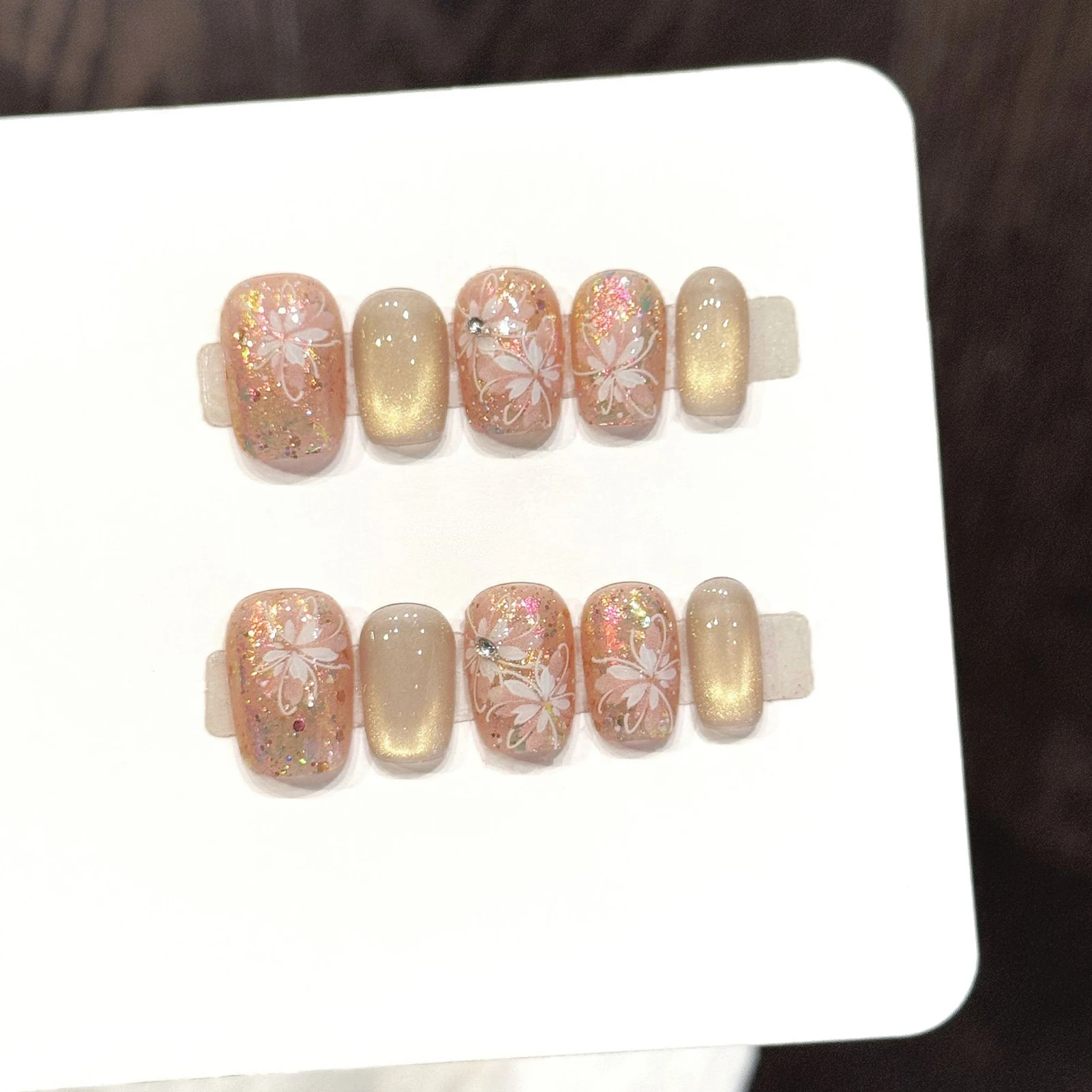 10 Stück handgefertigte künstliche Nägel mit goldenen Pailletten und weißem Blumenmuster, zum Aufdrücken, tragbare kurze Sargnägel