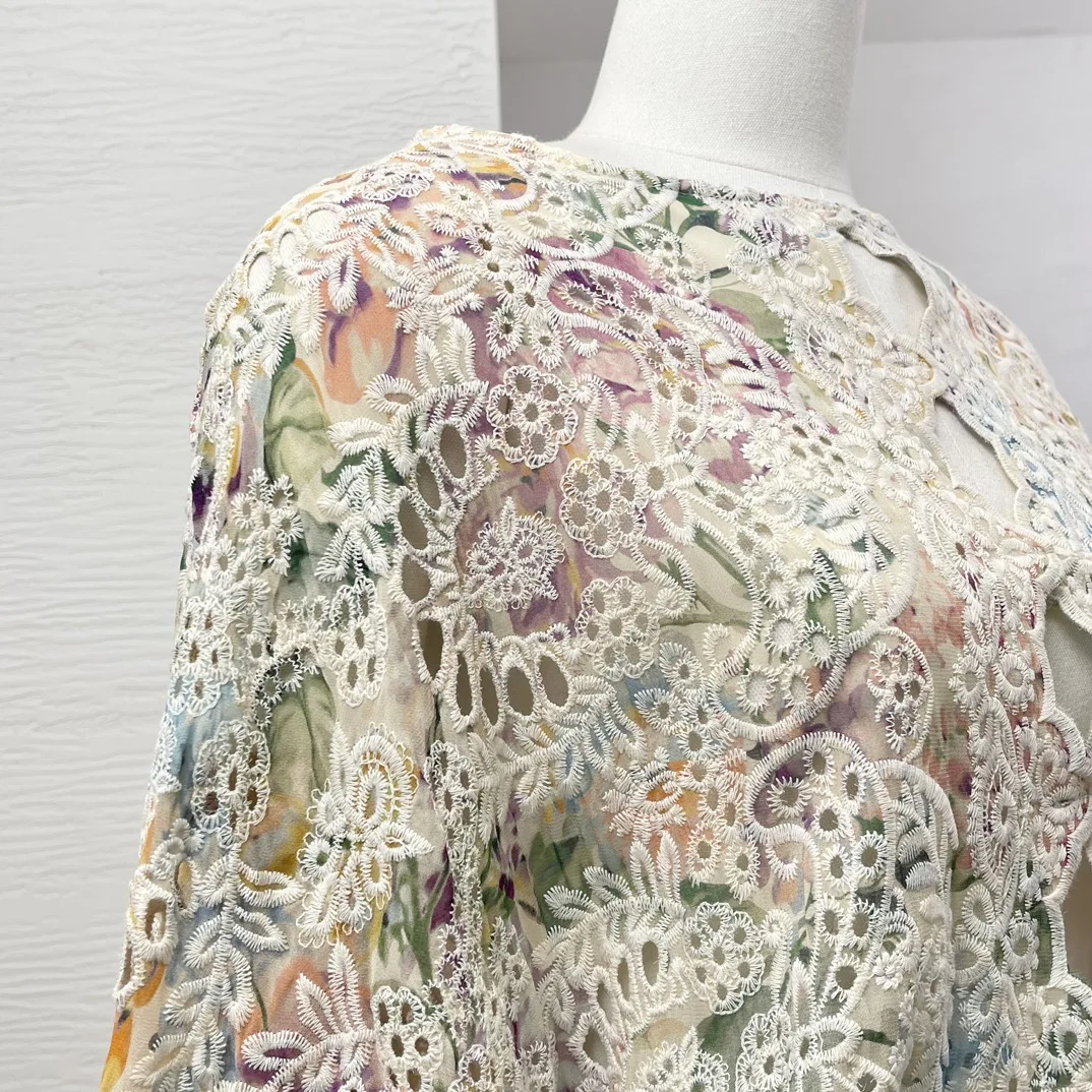 مجموعة جديدة عالية الجودة المرأة البيج الأزهار طباعة كم طويل الجوف خارج التطريز فستان ميدي