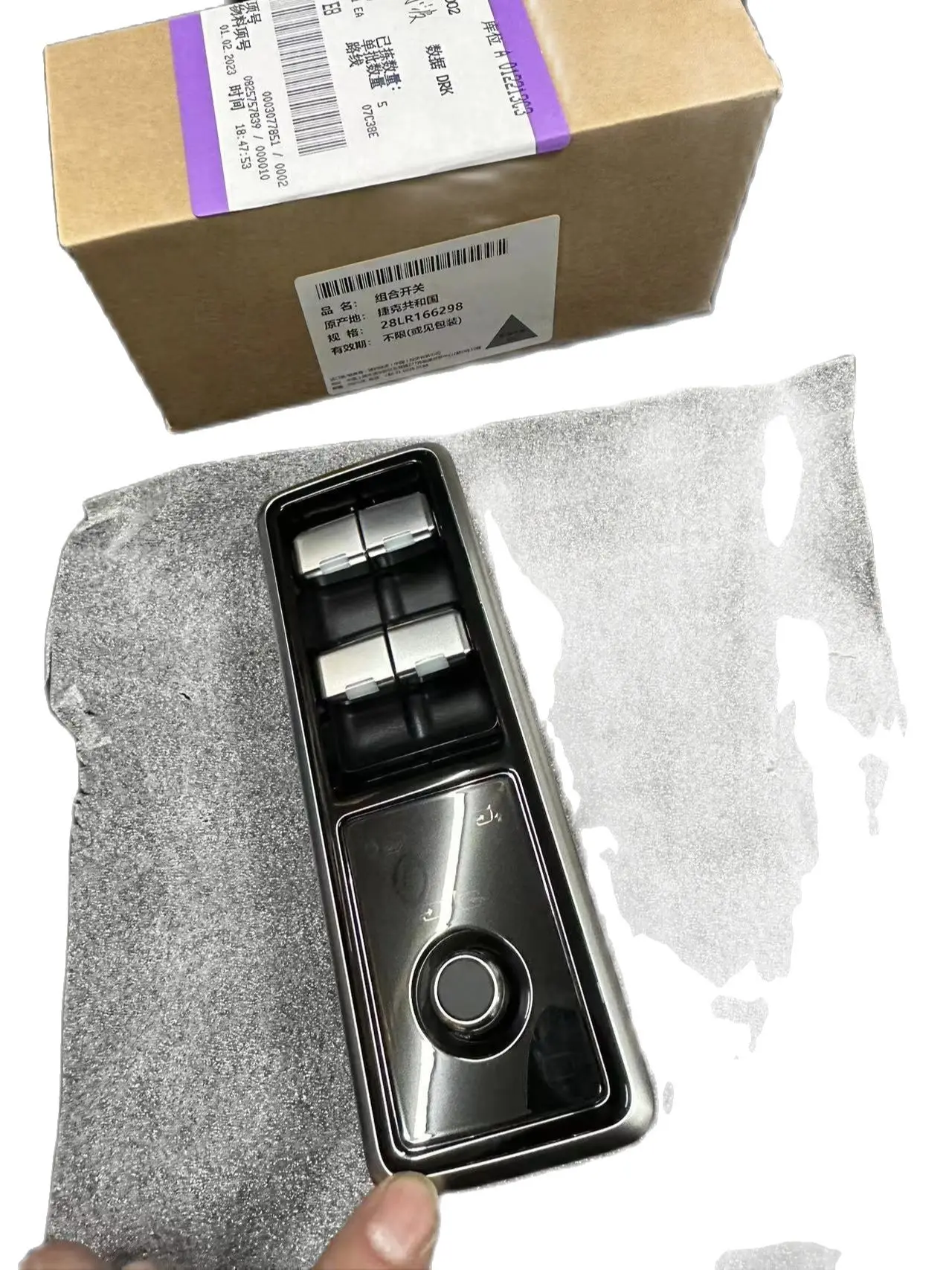 

The L405/L494 LR113038 LR123006 LR166298 is applicable to the Land Rover driver's side door window lifting switch