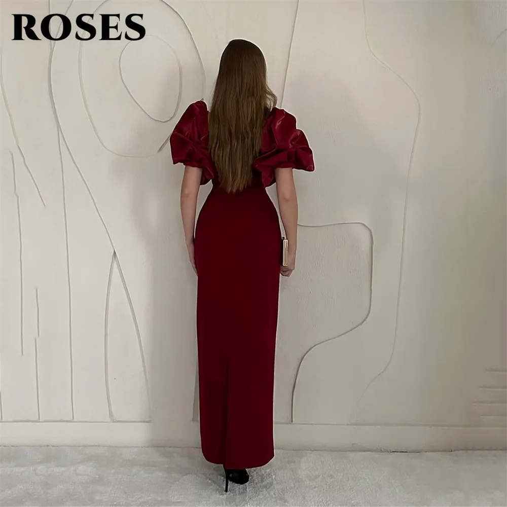 فساتين حفلة موسيقية أنيقة باللون العنابي من ROSES فساتين سهرة بخط عنق مربع وأكمام منتفخة منظمة وتفاصيل متألقة حسب الطلب