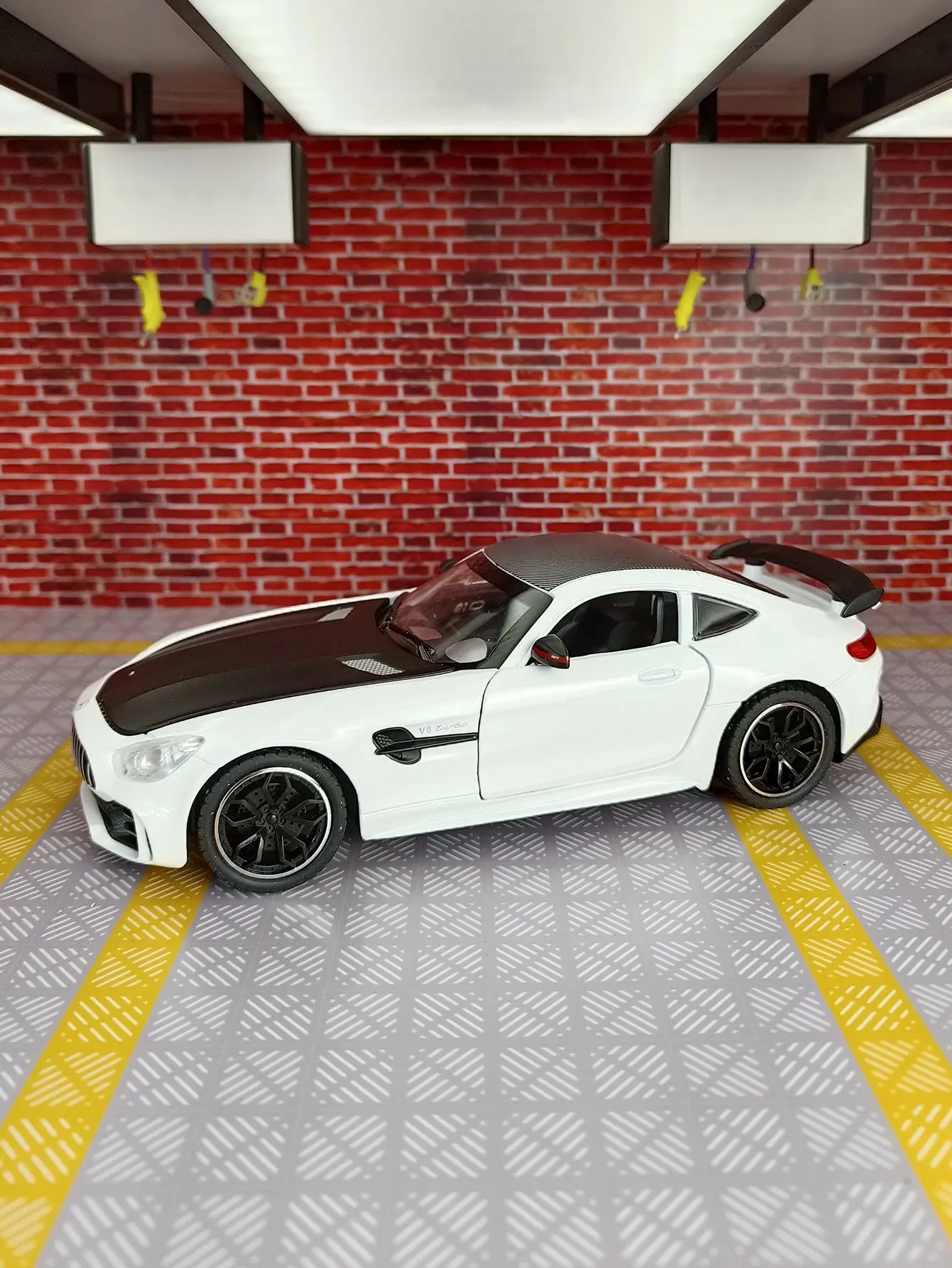 1:24 Mercedes Benz Gtr Sports Alloy Car Model Metal Children Diecast Toy Car Modification Simulation Sound & Light Gift For Boy