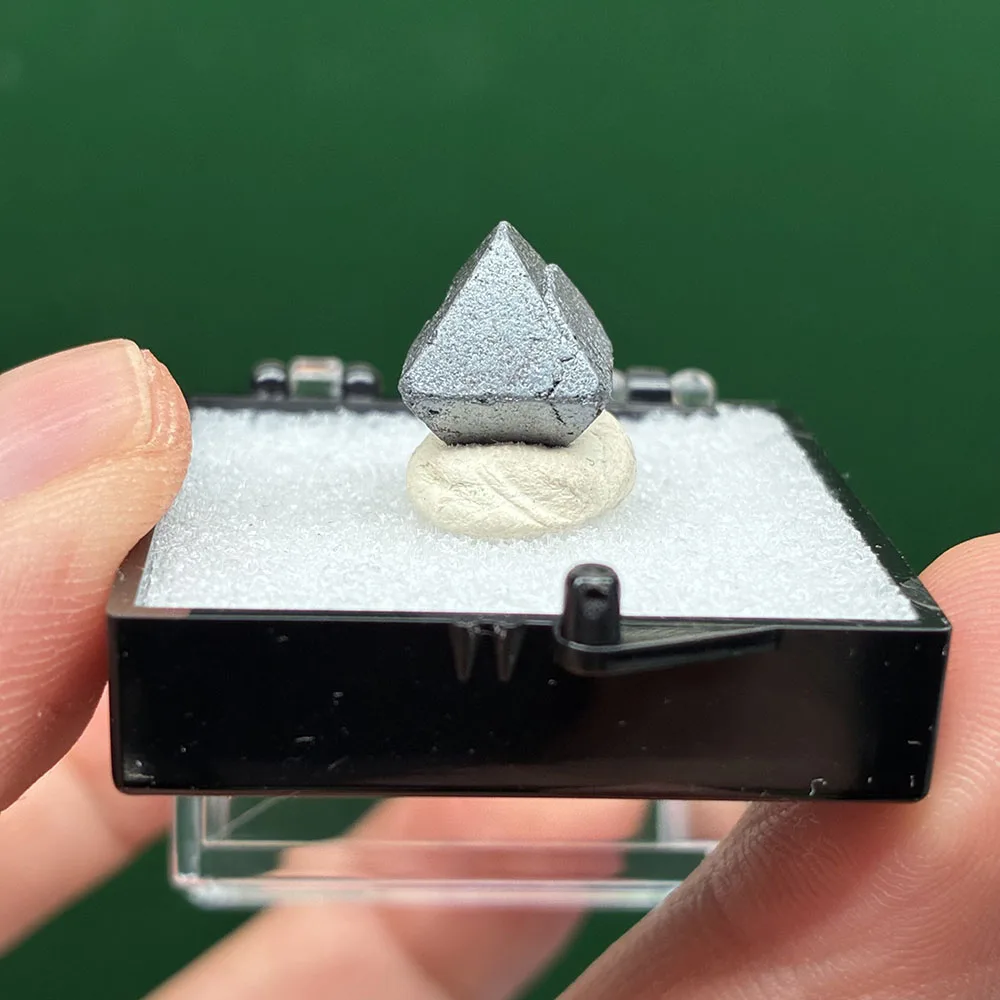 A1-1A 1PCS 100% Natural Magnetite Stones and Crystals Healing Crystals Quartz Gemstones Teaching specimen Box size:35*35*35 mm
