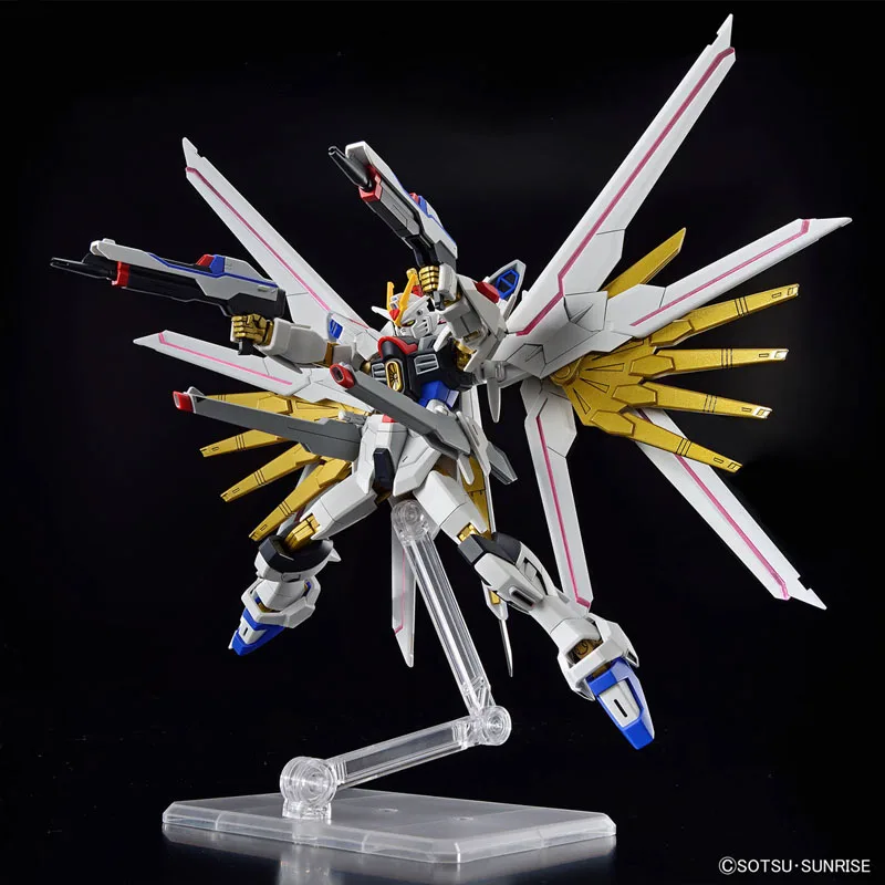 バンダイ本物のガンプラモデルキット HGCE 1/144 マイティストライクフリーダムガンダムアクションフィギュア組立モデル男の子のおもちゃクリスマスギフト