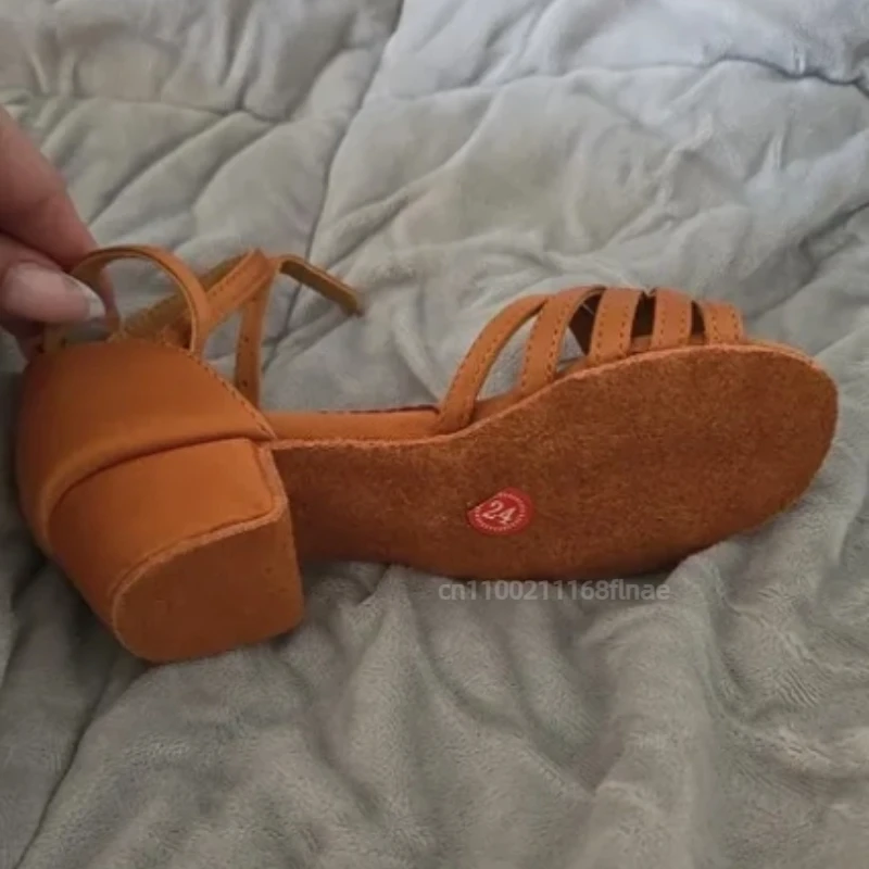 女の子と子供用のラテンダンスシューズ、プロ仕様のソフトソール、夏用子供向け新作ダンス初心者用ダンスシューズ