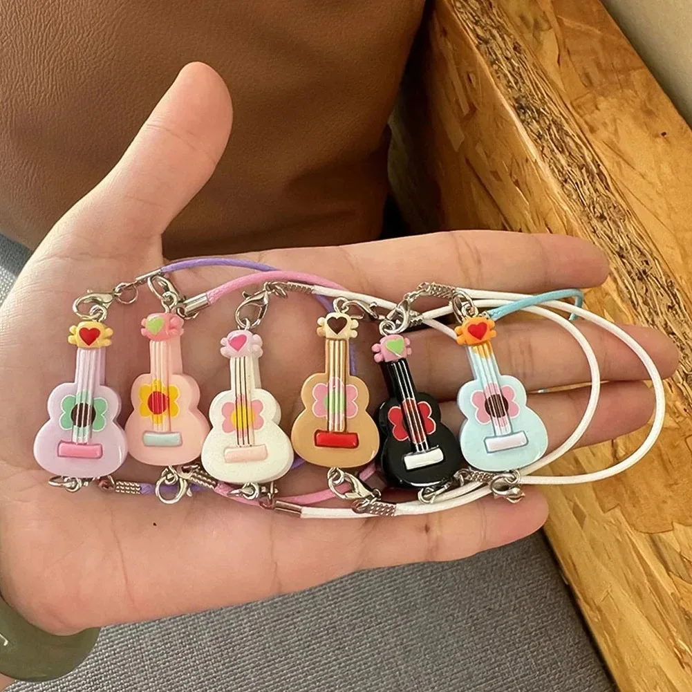 Mini Gitara Zawieszka dla Lalki Labubu BJD Śliczny Mały Mini Instrument Muzyczny Ozdoba Zawieszka z Kreskówki Słodki Prezent dla Pary