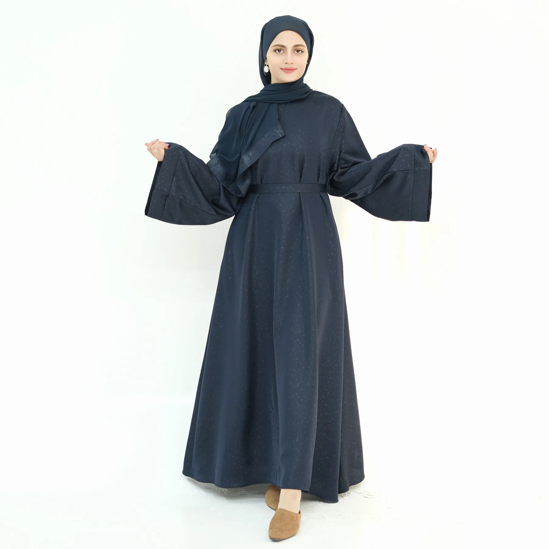 

Комплект: Платье-джеллаба, хиджаб и абайя для женщин. Исламская одежда в стиле Дубай, Турция, Марокко. Кафтан, кебайя, джалабия.