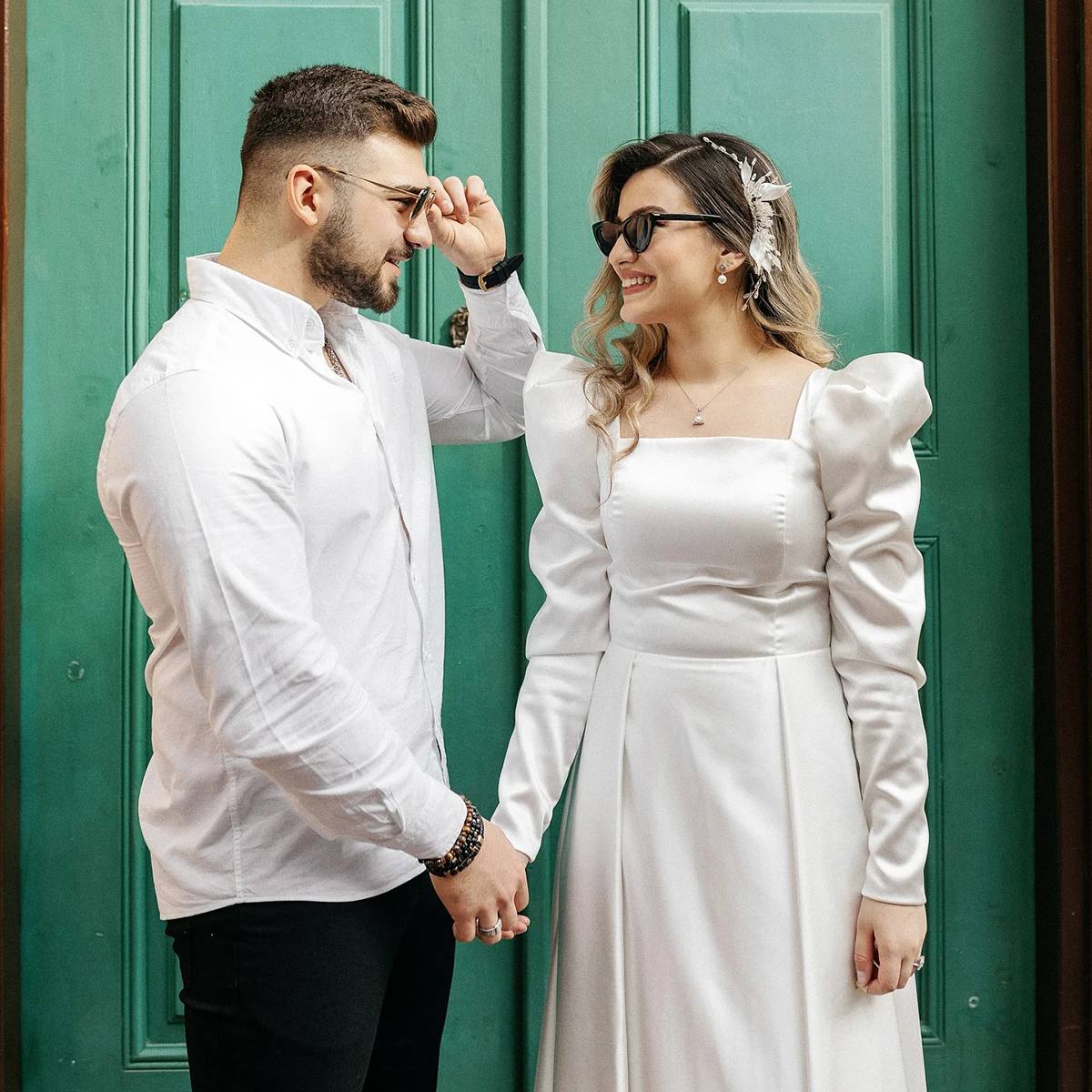 Robe de mariée en satin brillant à col carré et manches longues bouffantes, robe de patients simple et élégante, dos fermé, sur mesure, robe de mariée de ligne standard intégrée