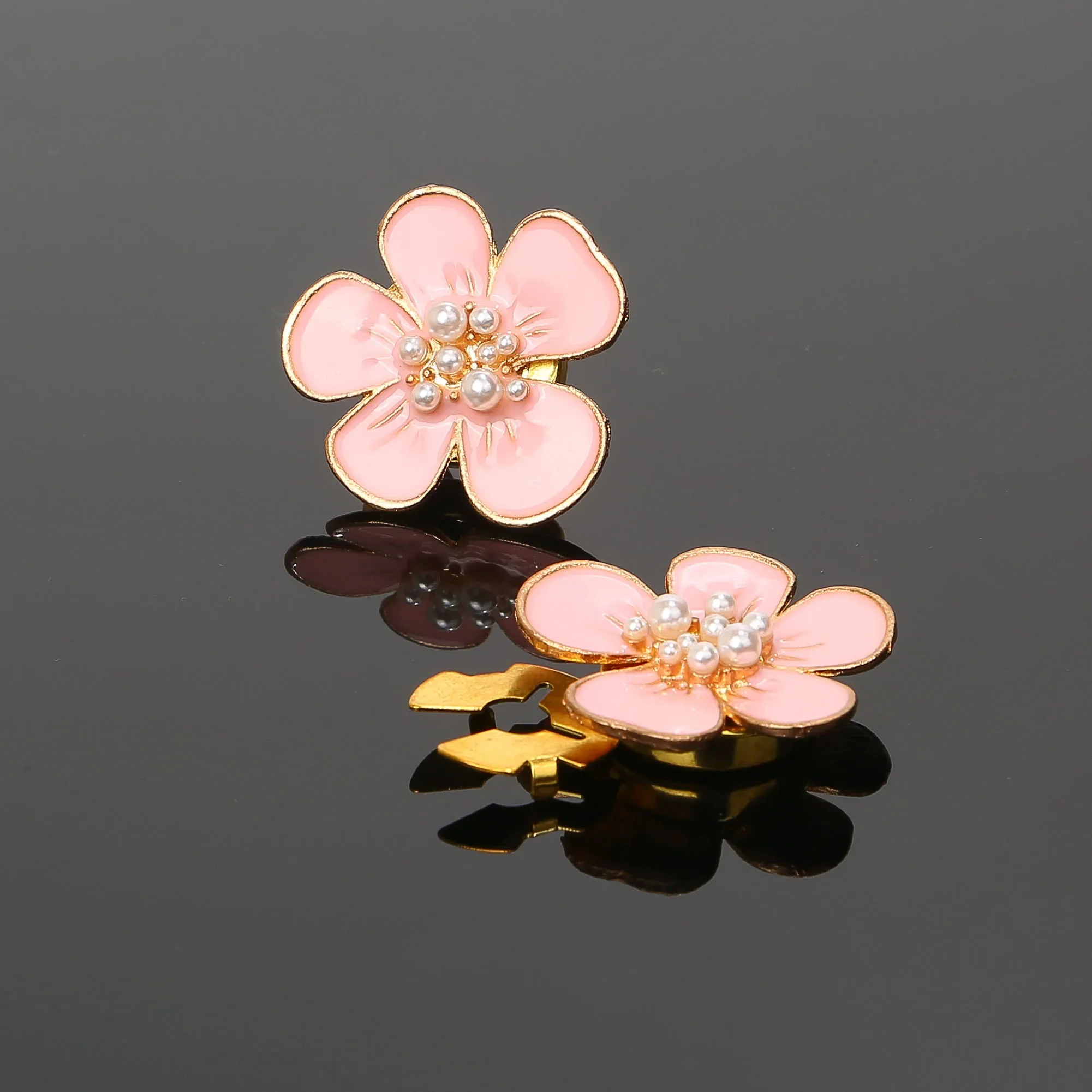 2pcs/lot Cute Cufflink Button Covers For Shirt Peach Blossom Button Clip Sleeve Buttons Fashion Girls\' Gifts Tux Cufflinks