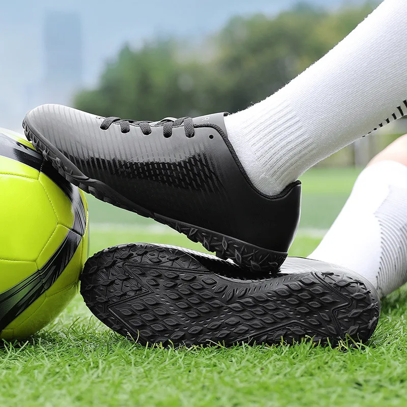 New Men Soccer Shoes Kids Cleats Grass Adult Professional Football Boots Ultralight Non-Slip Boys Training Shoes Drop Shipping
