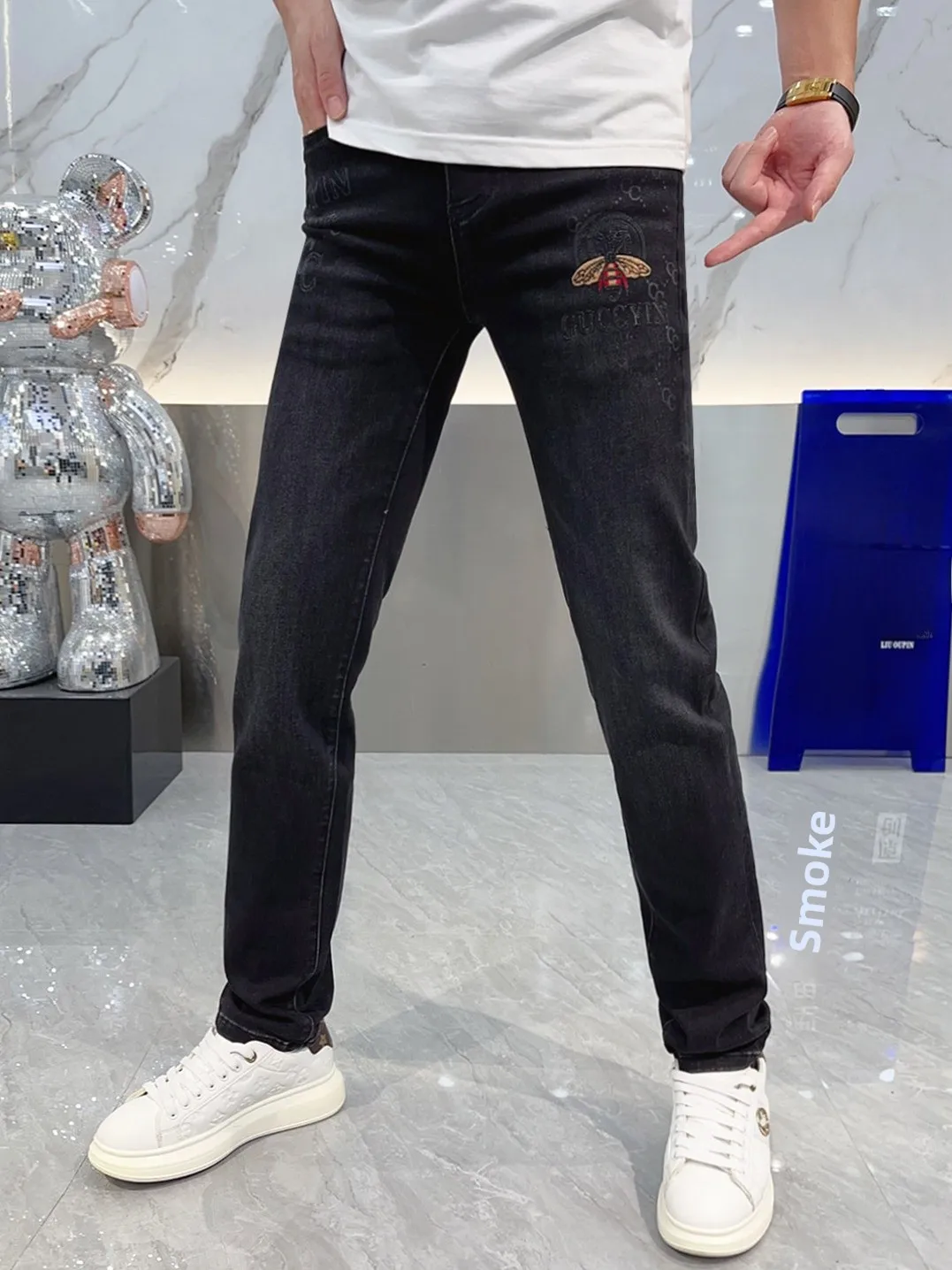 

Модные мужские джинсы Slim Fit Осень 2025 с вышивкой в виде пчелы, универсальные длинные брюки, повседневные, удобные, дышащие