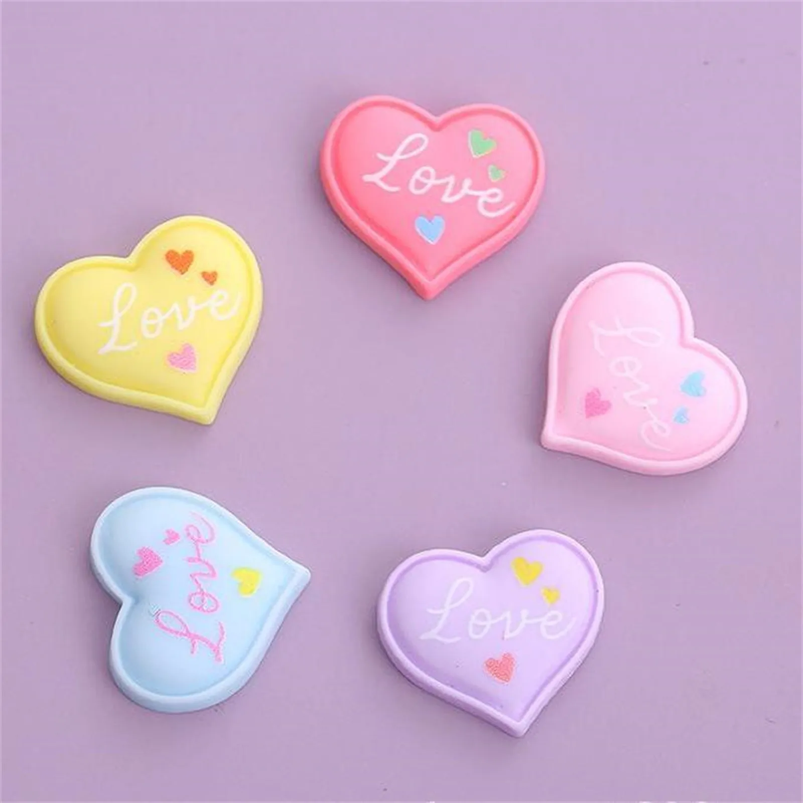 Mescolare 20 gioielli con retro piatto cabochon in resina Love per realizzare accessori fai da te per la decorazione di album