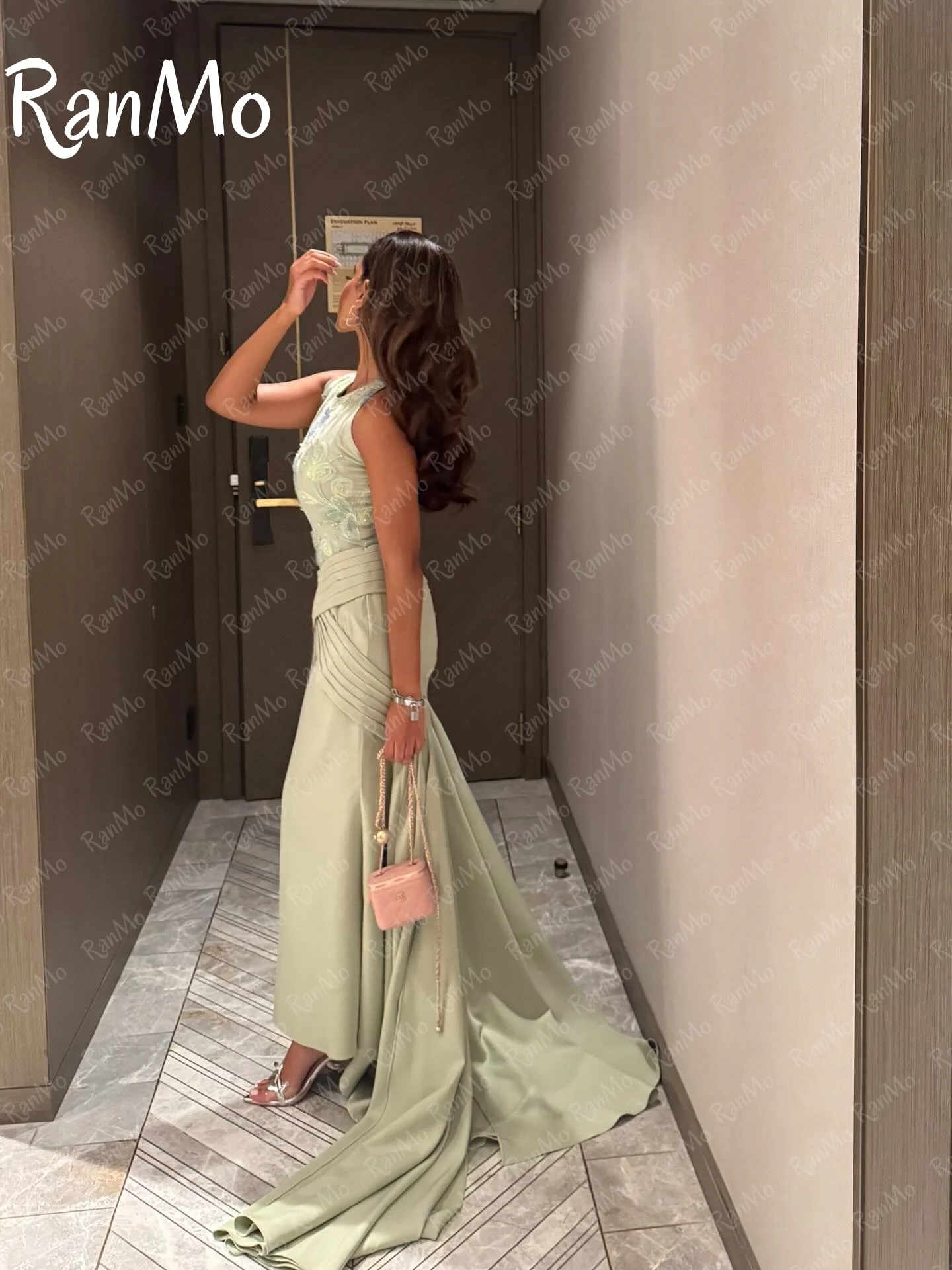 รันโม อิลลูชั่นชุดราตรีสีเขียวคอวีแขนกุดประดับด้วยลูกปัดดอกไม้จีบชุดราตรีหรูหราชุดปาร์ตี้สั่งทำพิเศษ