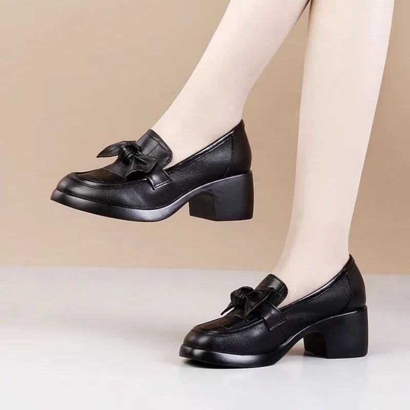 

The 2025 new style of fashionable bow tie one-foot soft-soled round-toe casual mom loafers are trendy shoes